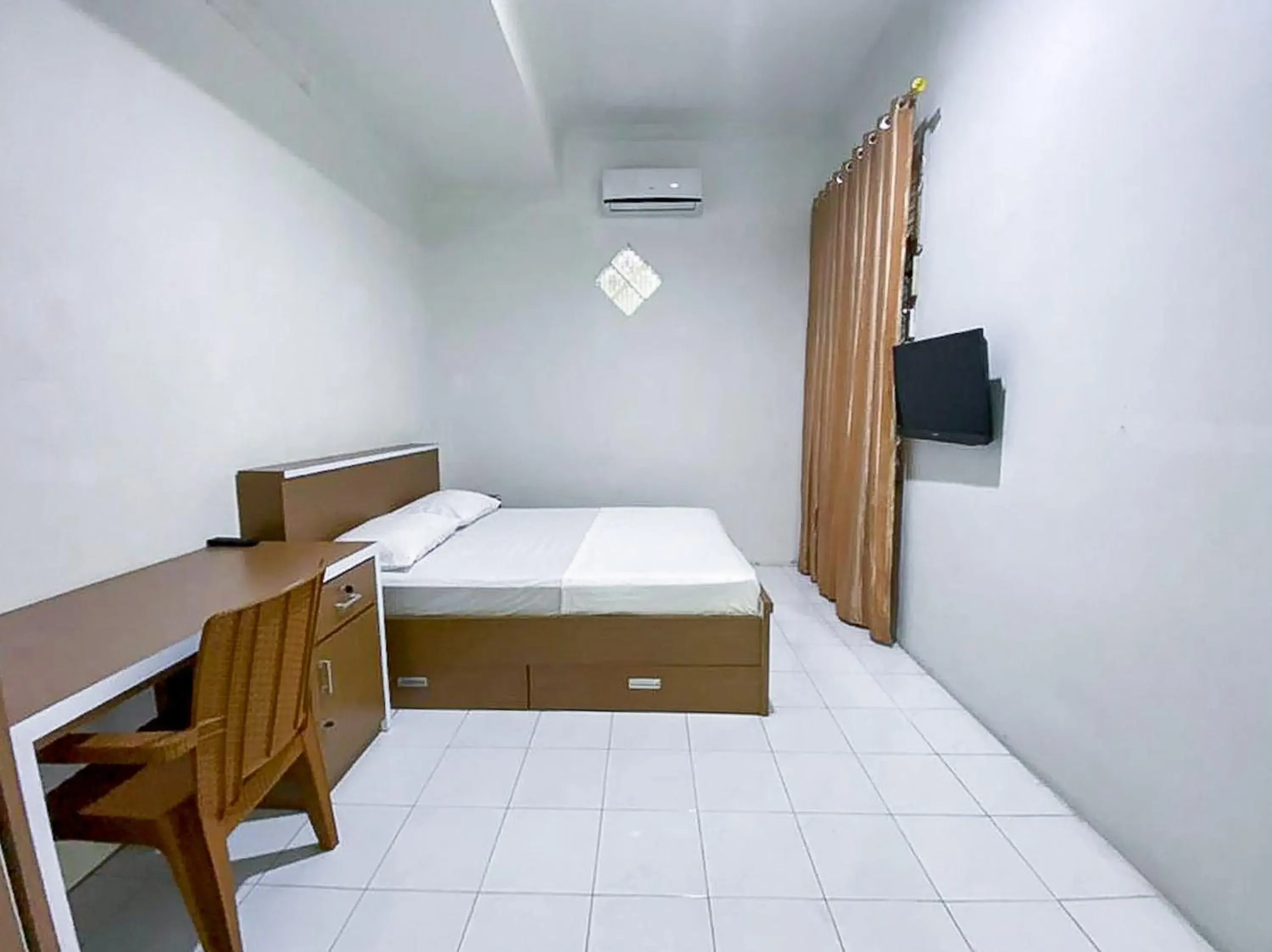 Bed in Damigalova Guest House Mitra RedDoorz Bed in Damigalova Guest House Mitra RedDoorz