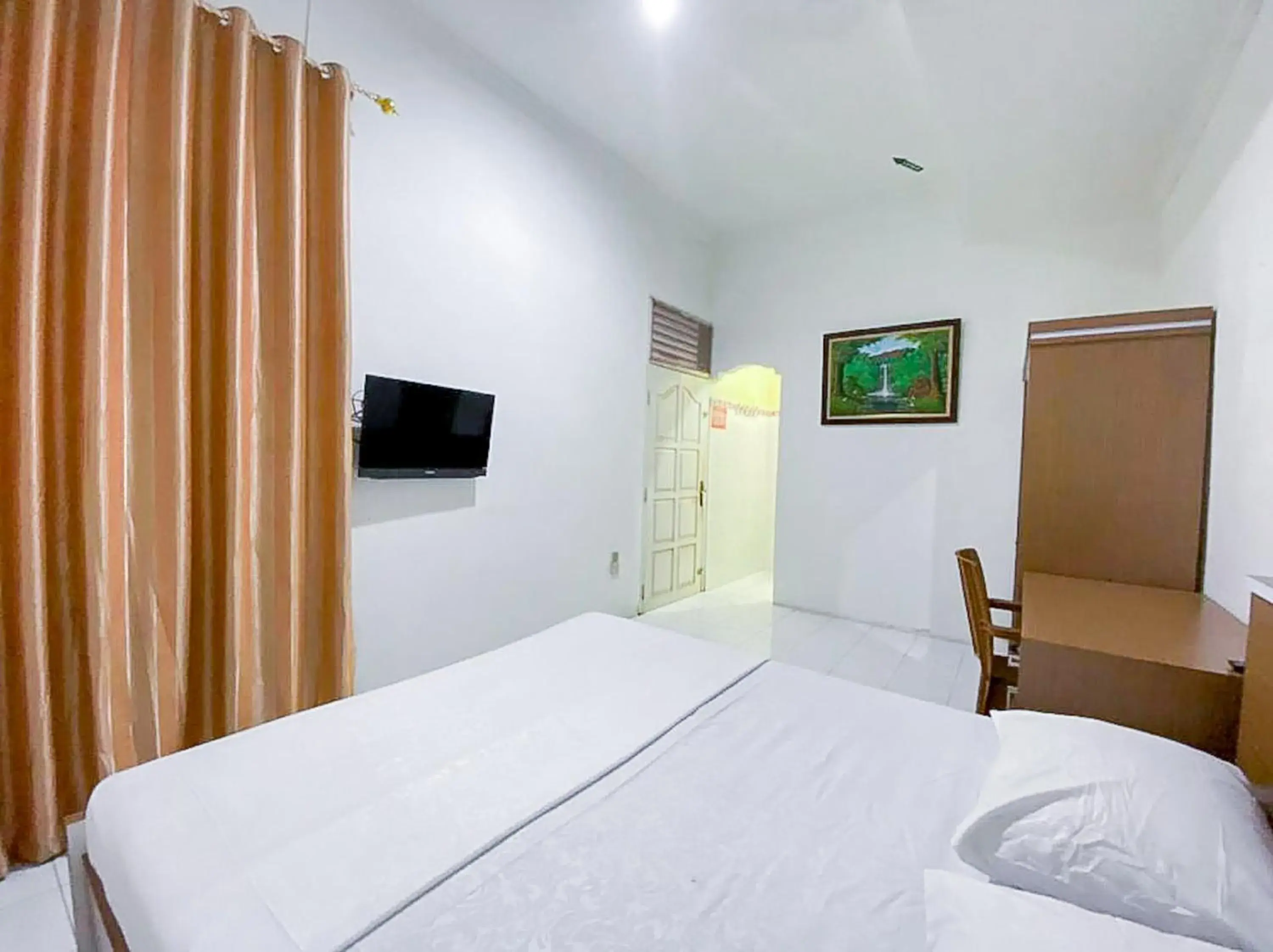 Bed in Damigalova Guest House Mitra RedDoorz Bed in Damigalova Guest House Mitra RedDoorz