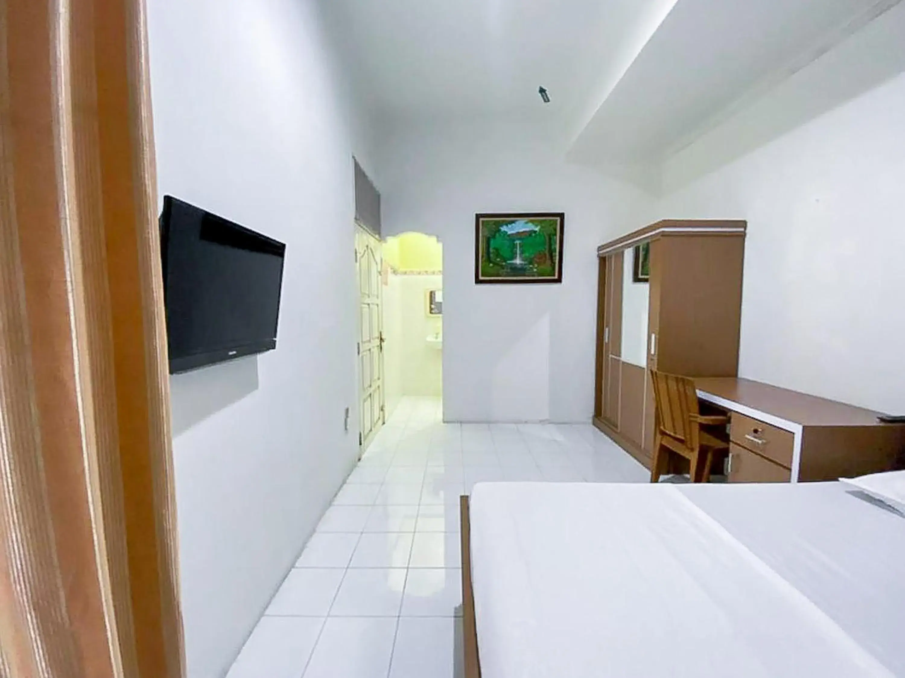 Bed in Damigalova Guest House Mitra RedDoorz Bed in Damigalova Guest House Mitra RedDoorz