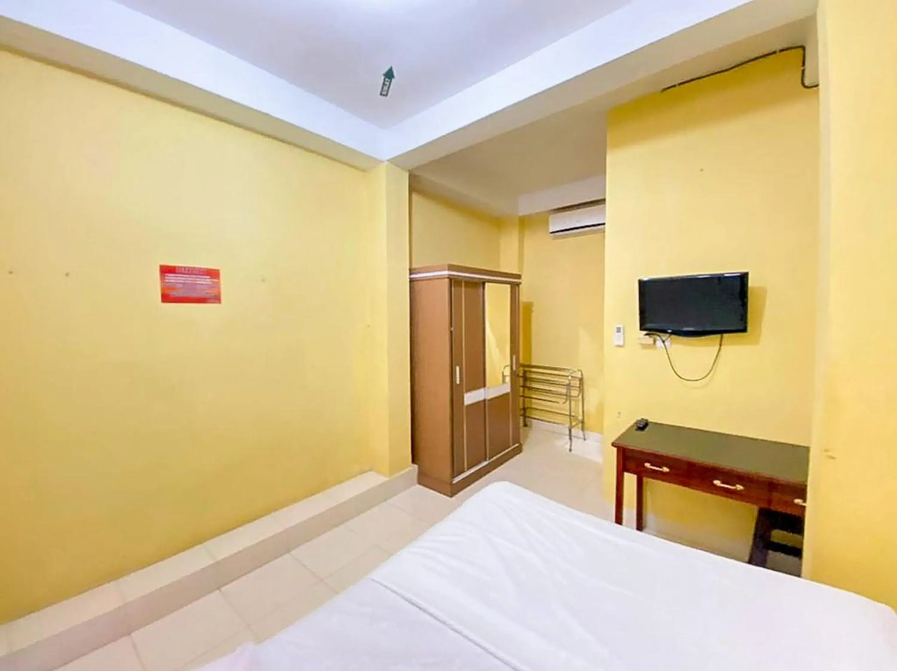 Bed in Damigalova Guest House Mitra RedDoorz Bed in Damigalova Guest House Mitra RedDoorz