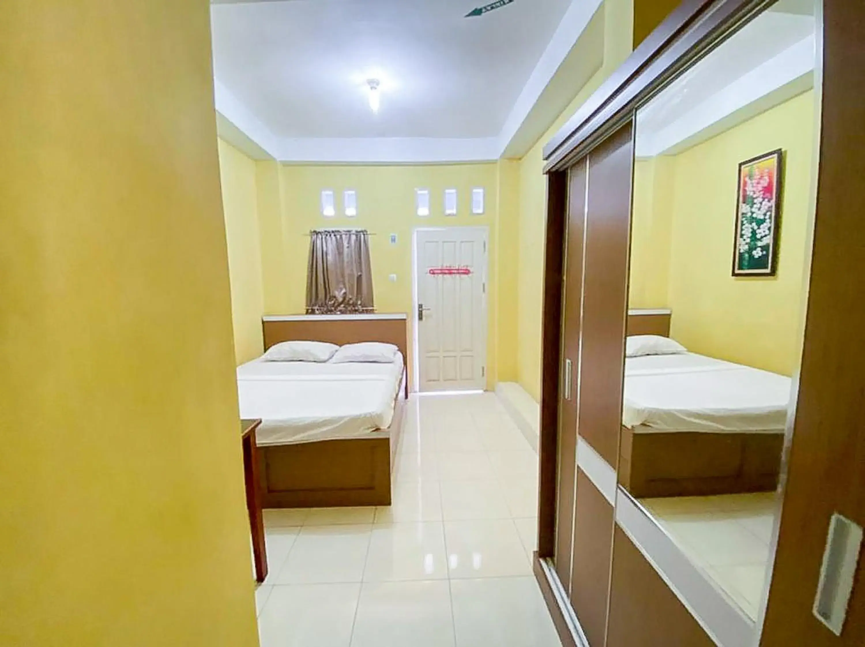 Bed in Damigalova Guest House Mitra RedDoorz Bed in Damigalova Guest House Mitra RedDoorz