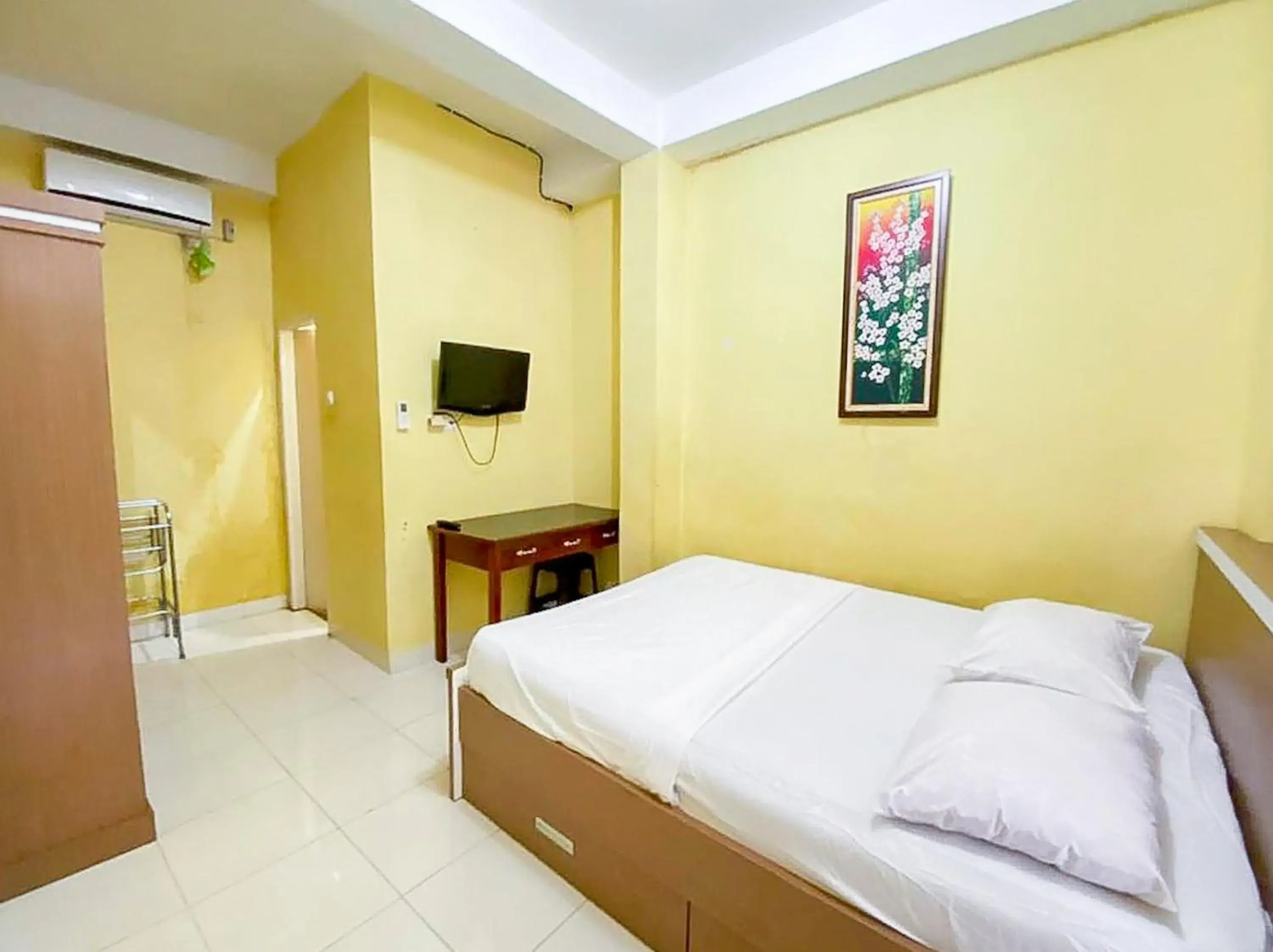 Bed in Damigalova Guest House Mitra RedDoorz Bed in Damigalova Guest House Mitra RedDoorz