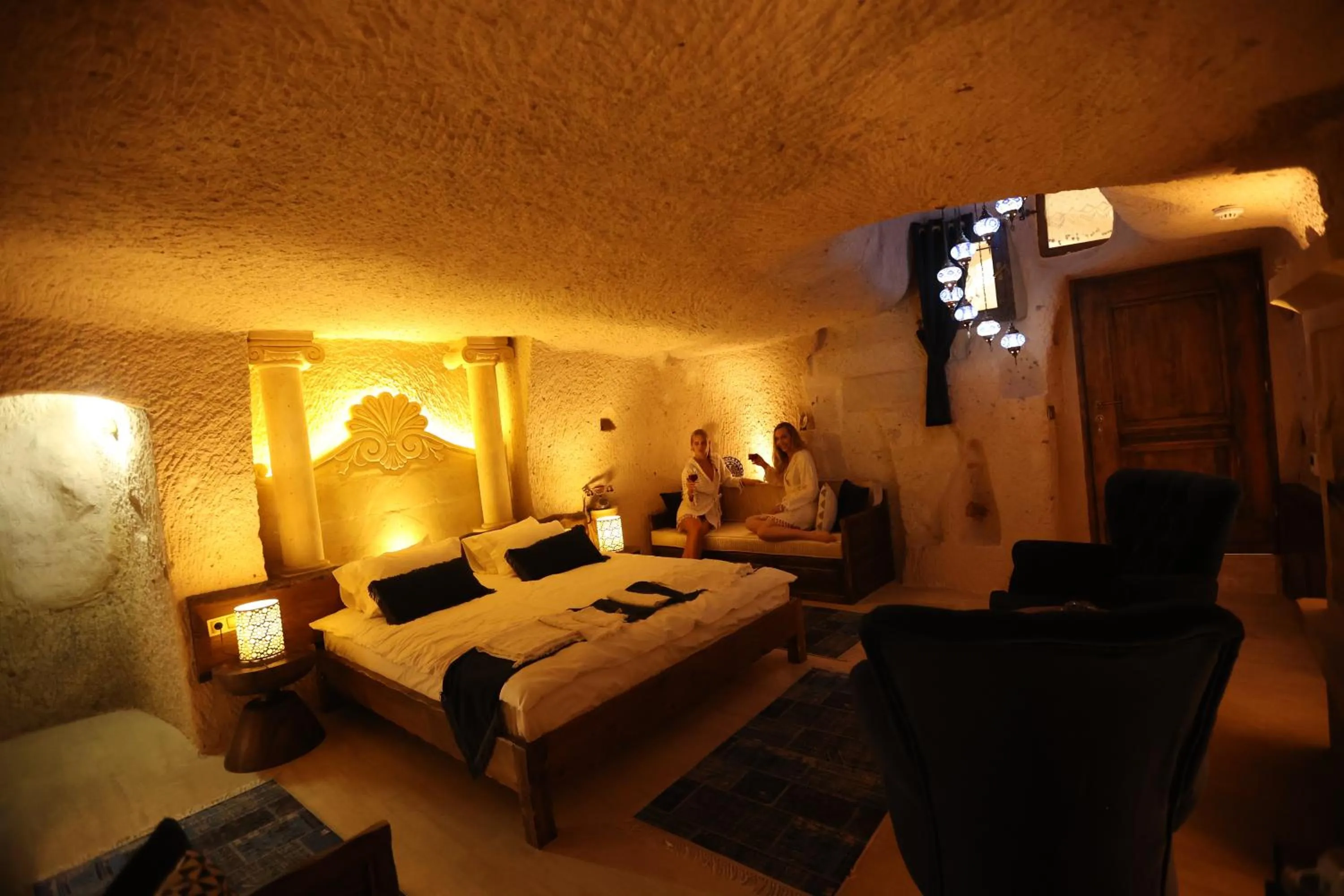 Seating area, Bed in Mak's Cave House