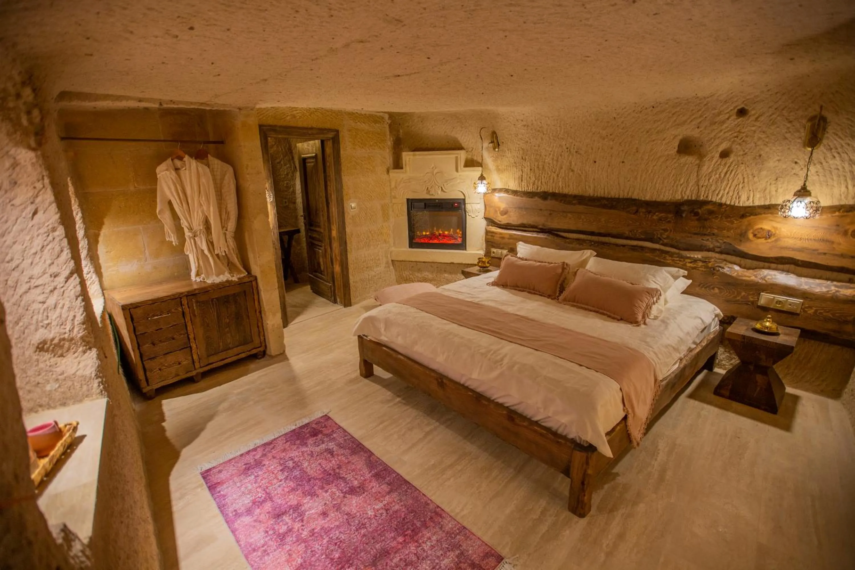 Photo of the whole room, Bed in Mak's Cave House