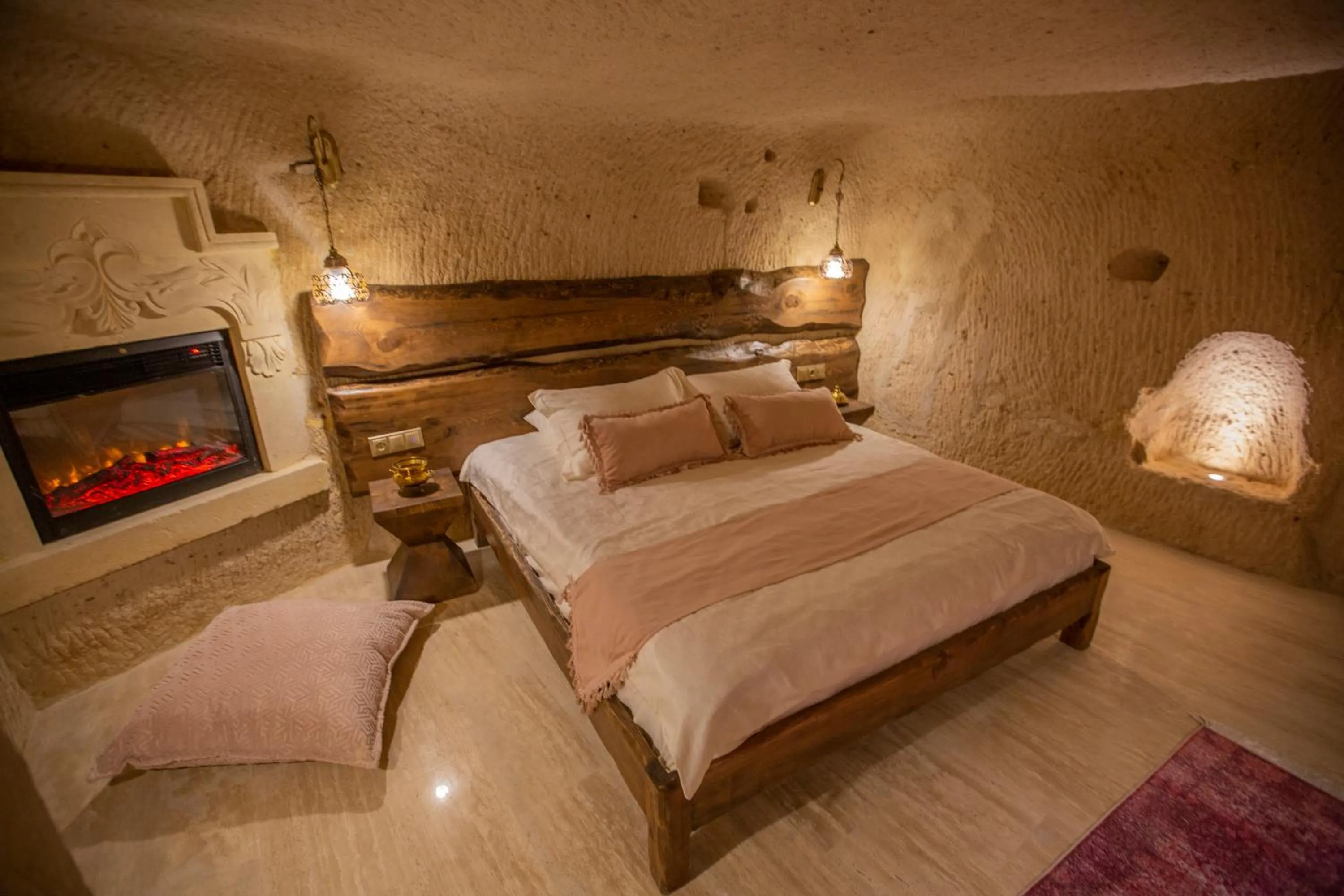 Photo of the whole room, Bed in Mak's Cave House