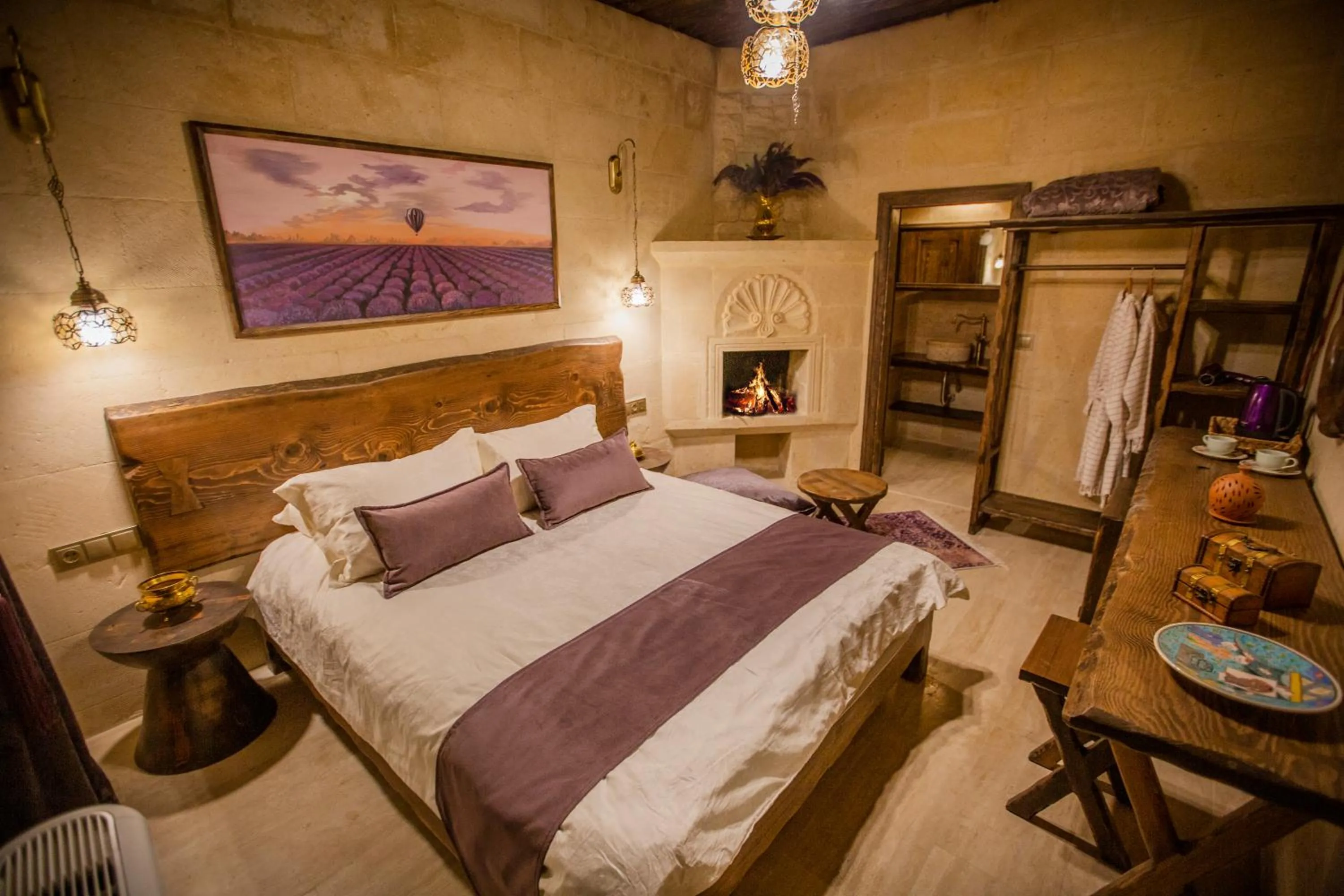 Photo of the whole room, Bed in Mak's Cave House