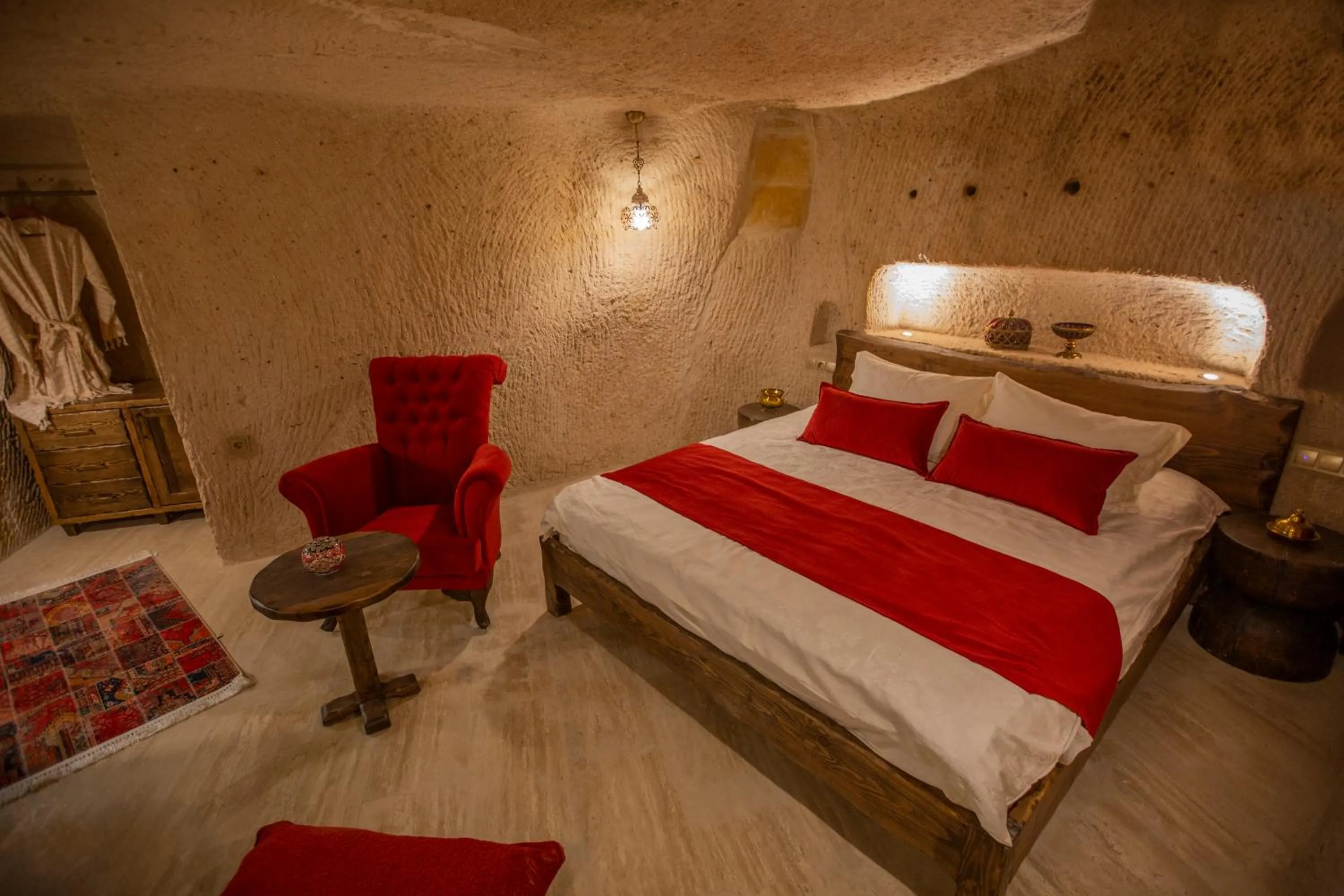 Photo of the whole room, Bed in Mak's Cave House