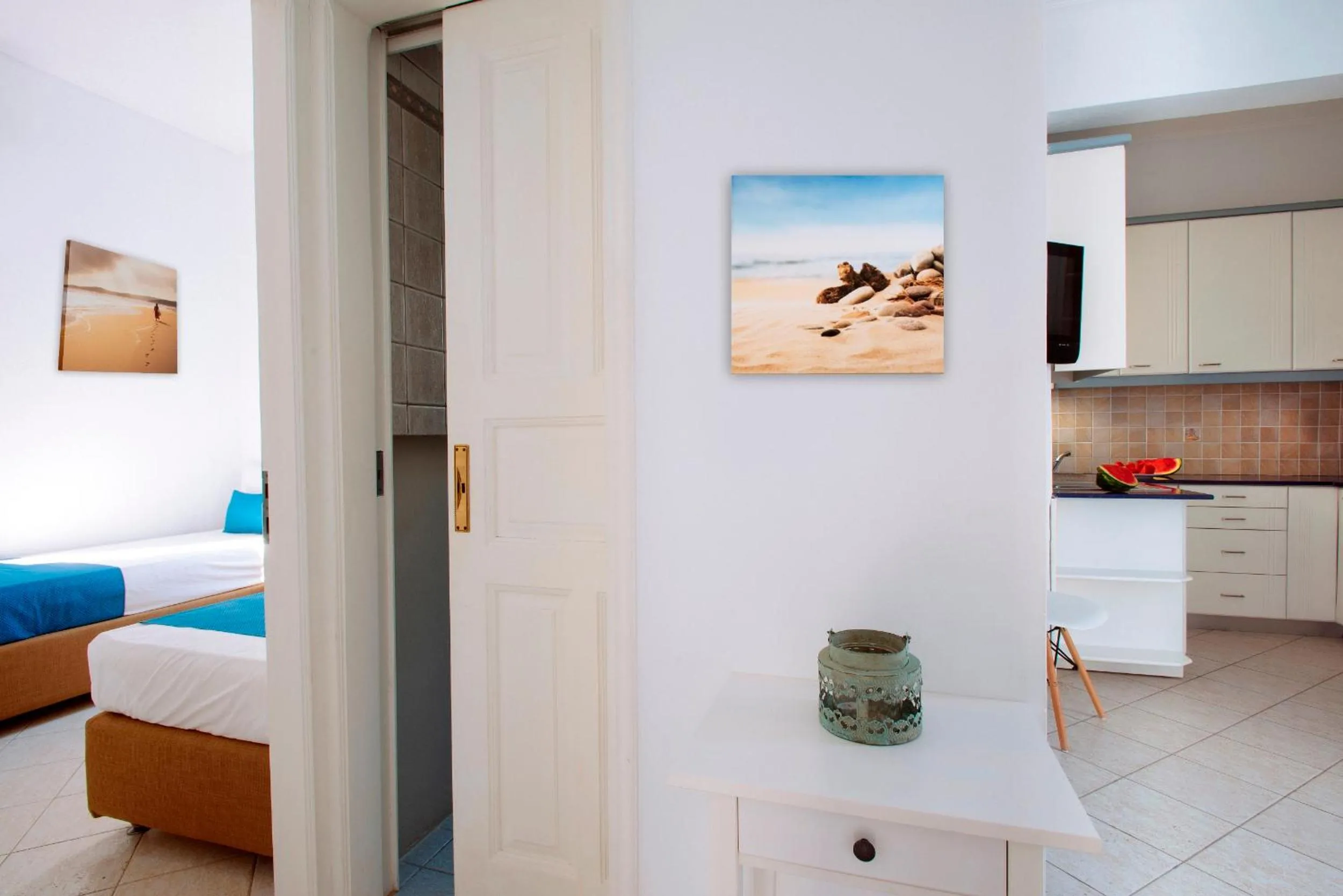 Kitchen or kitchenette, Bed in Vithos Seaside Aparthotel