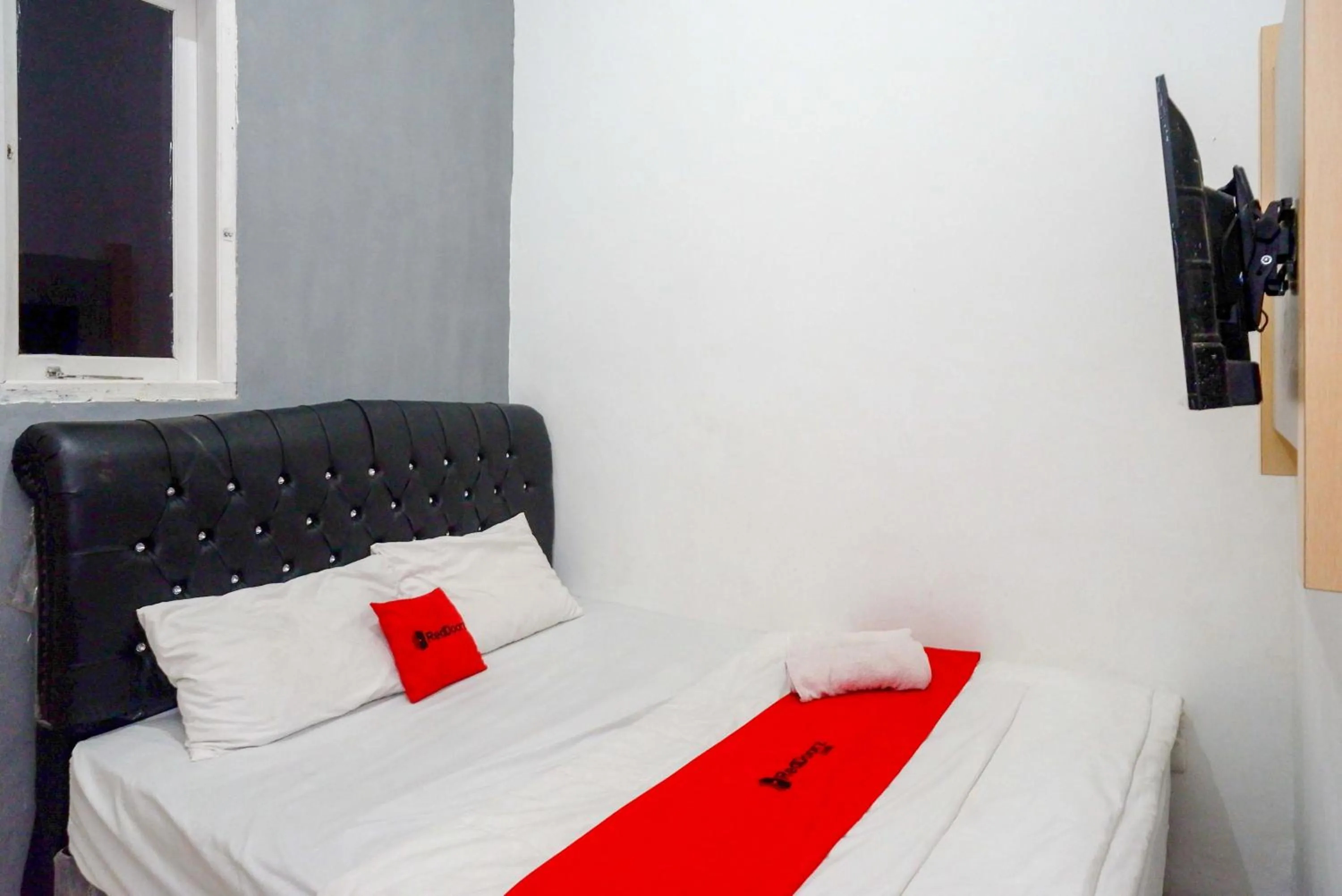 Bedroom, Bed in RedDoorz Syariah near Alun Alun Kajen