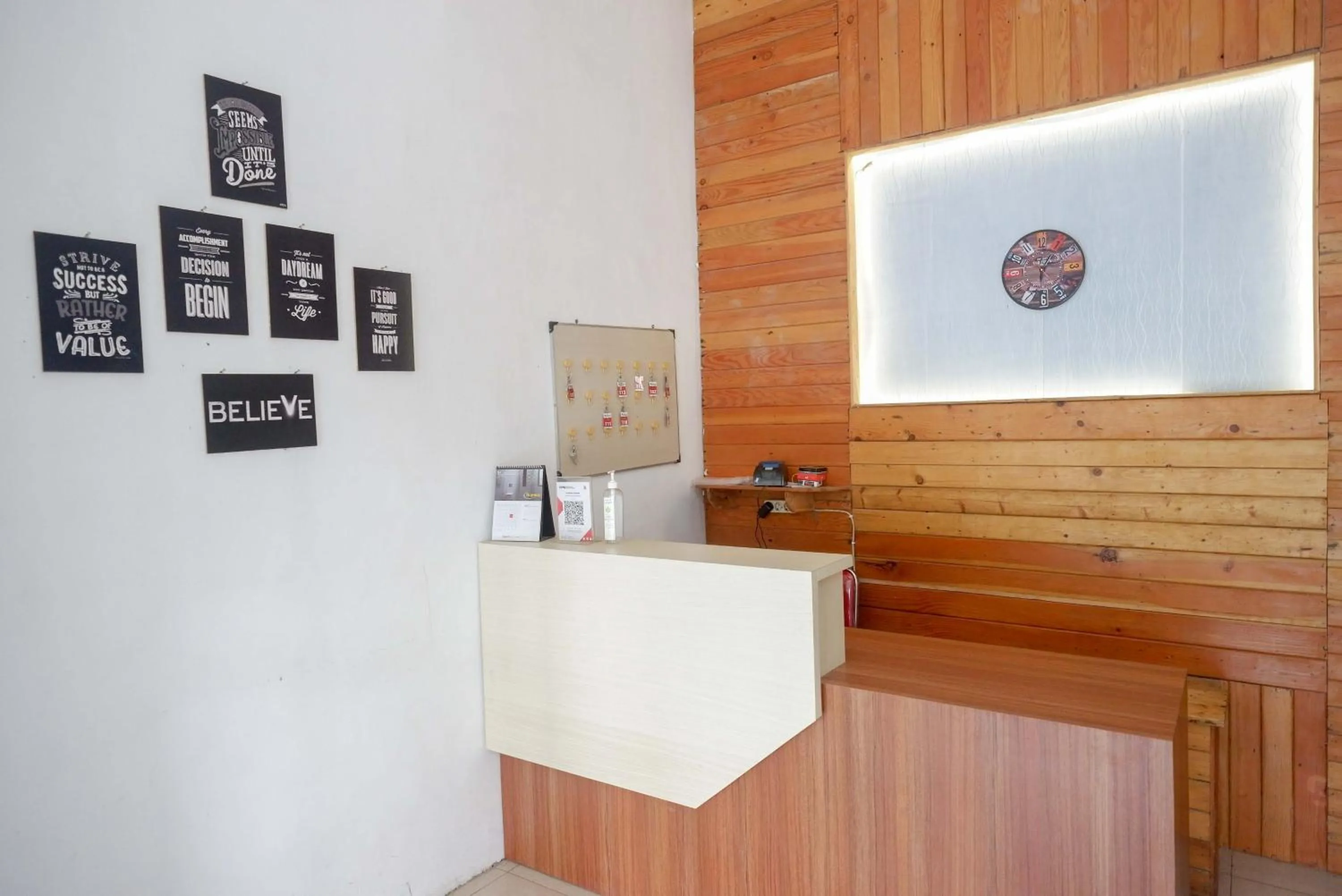 Lobby or reception in RedDoorz Syariah near Alun Alun Kajen