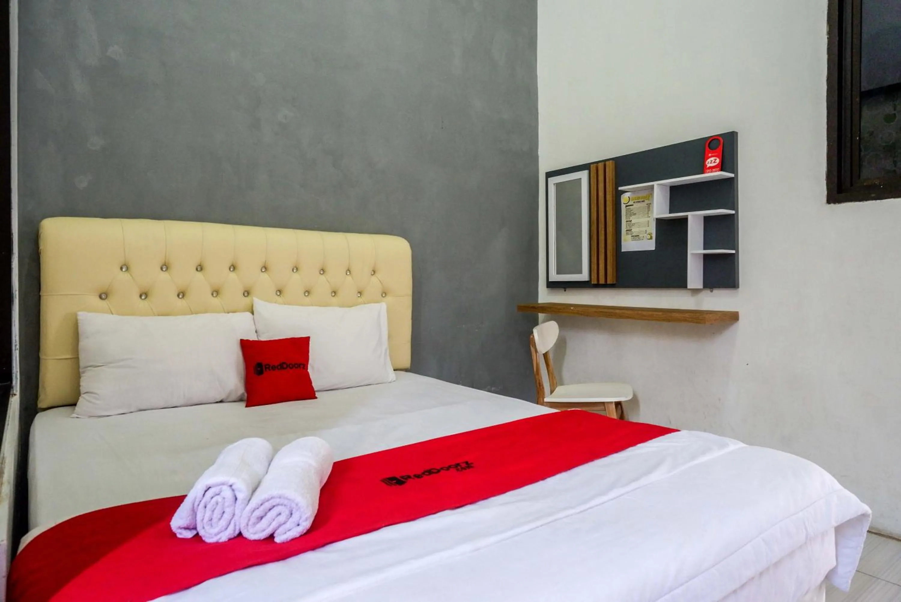 Bedroom, Bed in RedDoorz Syariah near Alun Alun Kajen