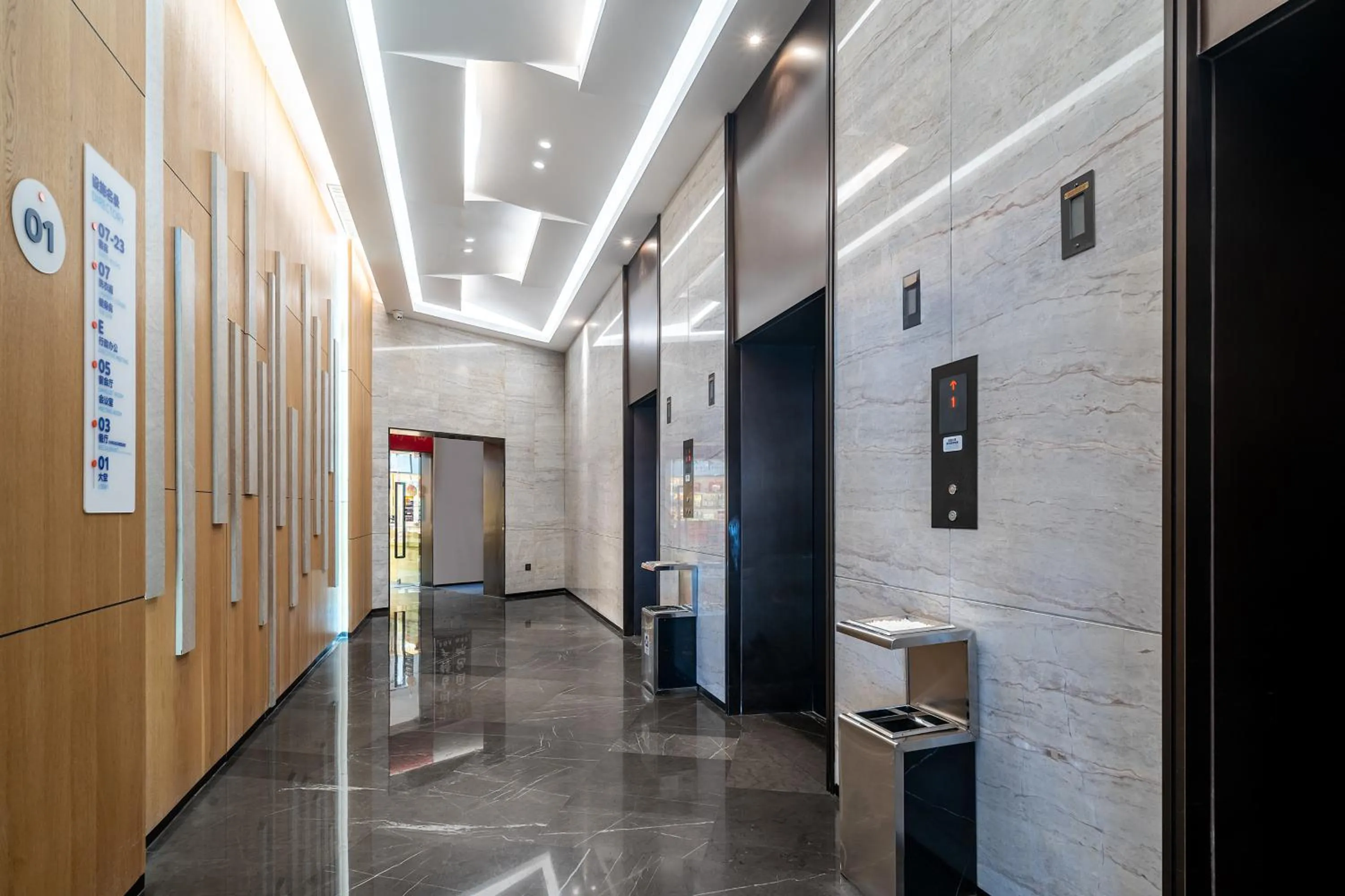 elevator in Holiday Inn Express Xiamen LuShan