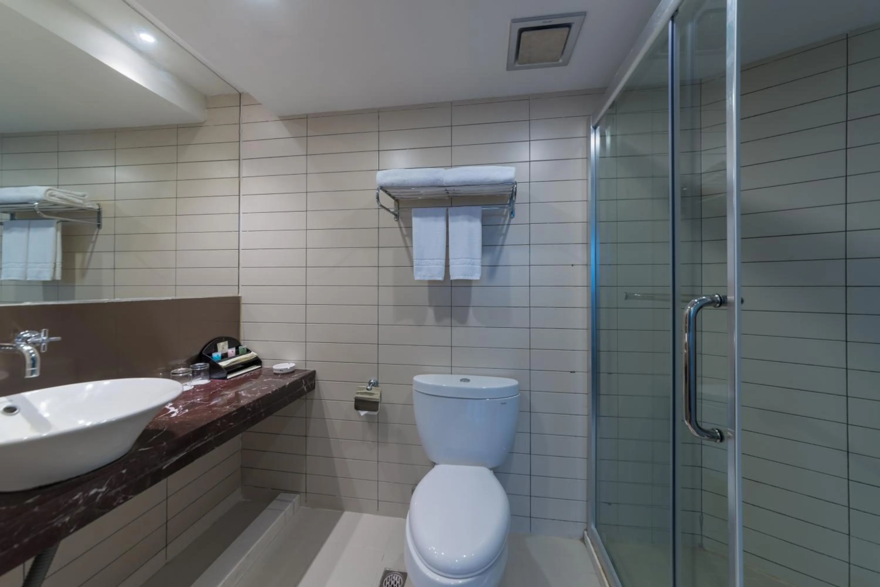 Shower in Holiday Inn Express Xiamen LuShan