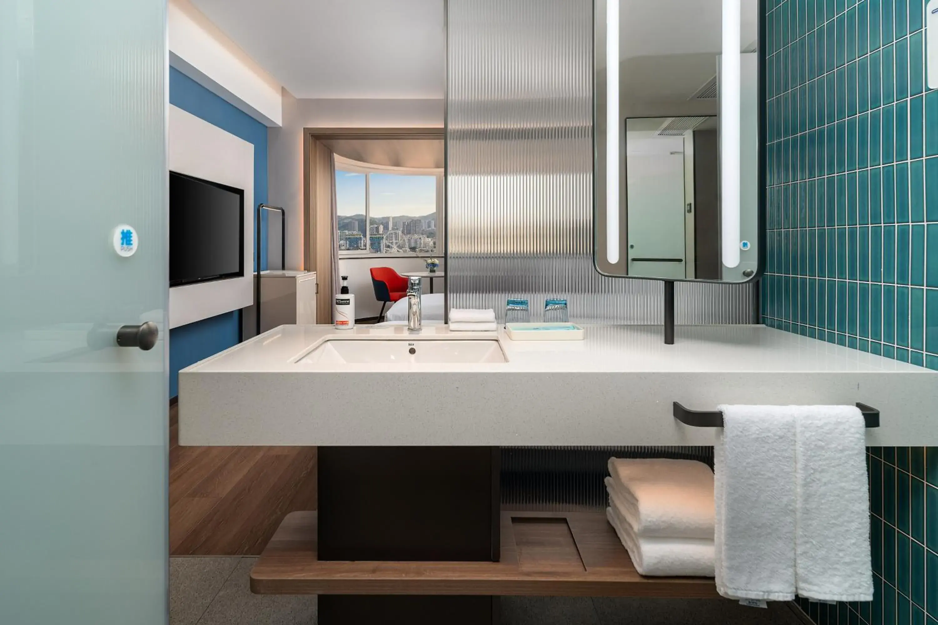 Standard Twin Room with City View in Holiday Inn Express Xiamen LuShan Standard Twin Room with City View in Holiday Inn Express Xiamen LuShan