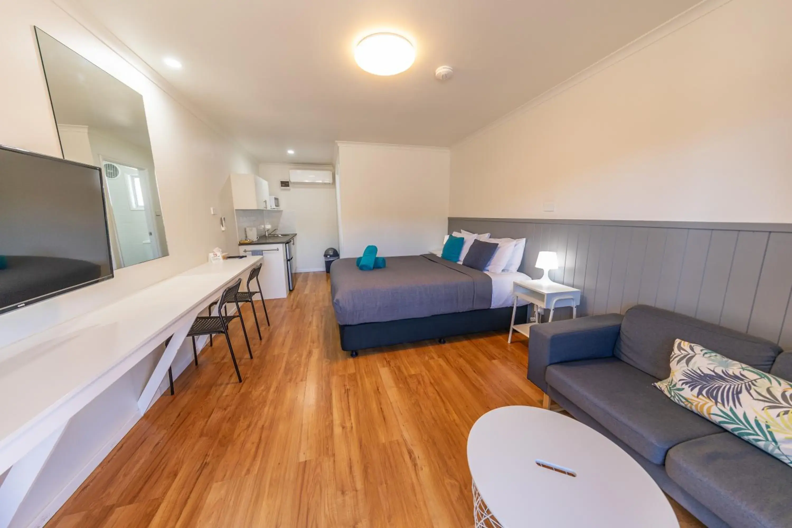 Queen + Kitchenette in Eden Motel Queen + Kitchenette in Eden Motel