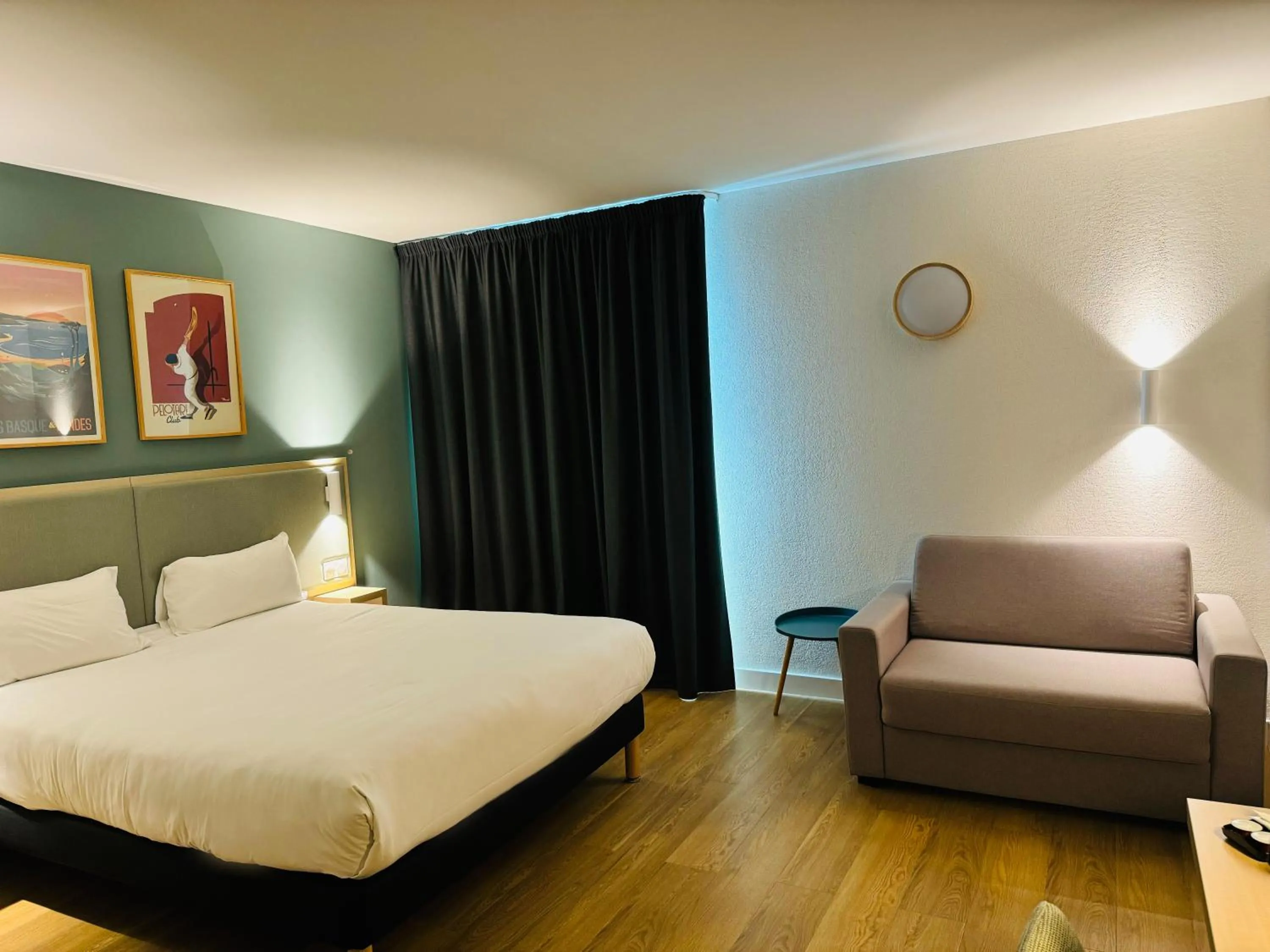 Bed in Kyriad Bordeaux Nord Sainte Eulalie