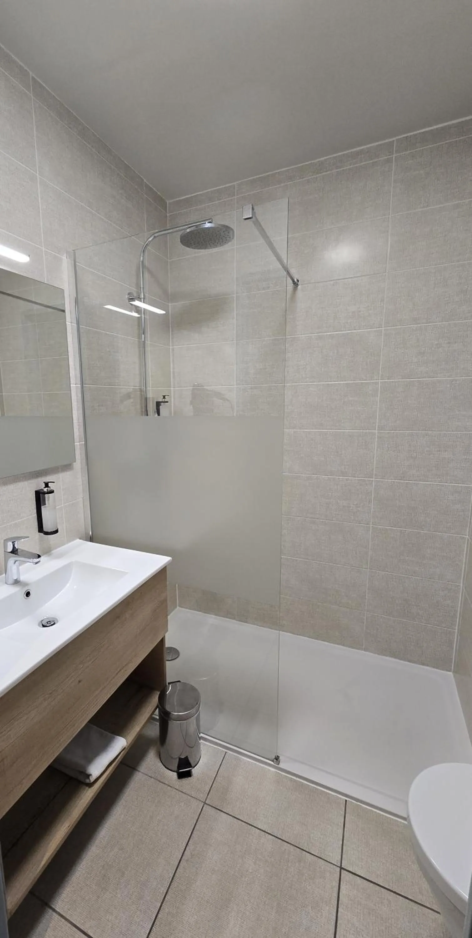 Shower in Kyriad Bordeaux Nord Sainte Eulalie