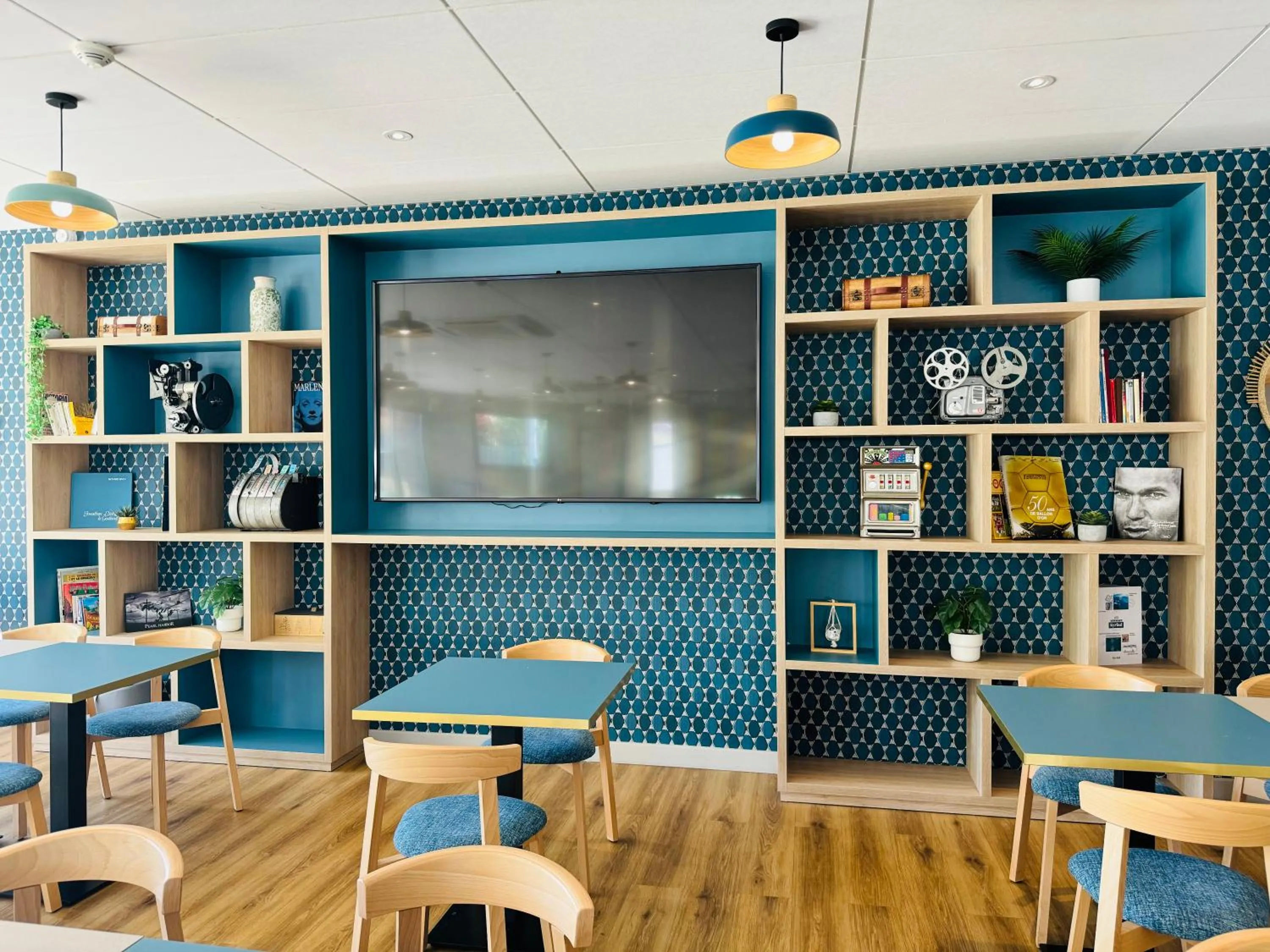 Communal lounge/ TV room in Kyriad Bordeaux Nord Sainte Eulalie