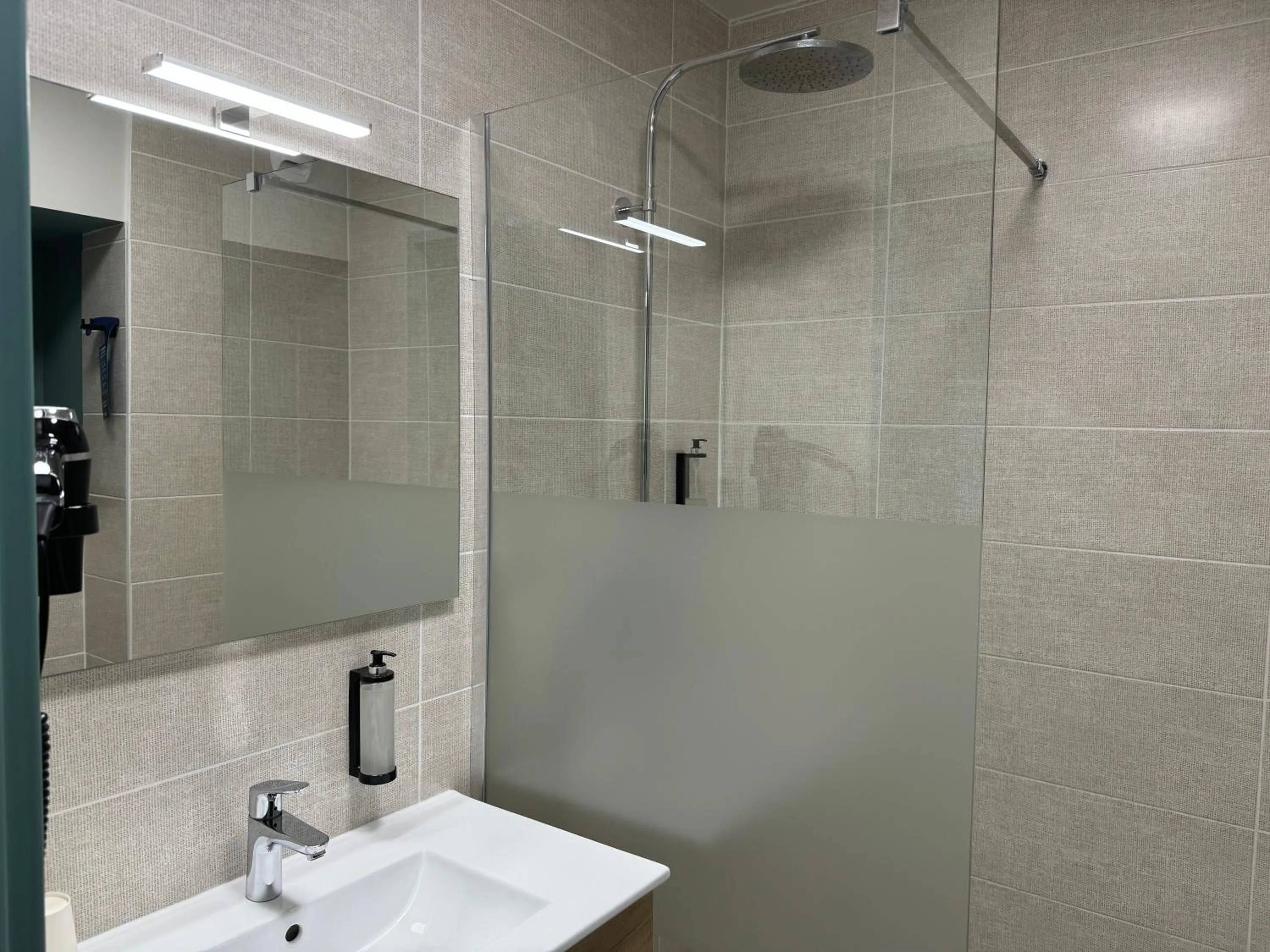 Shower in Kyriad Bordeaux Nord Sainte Eulalie