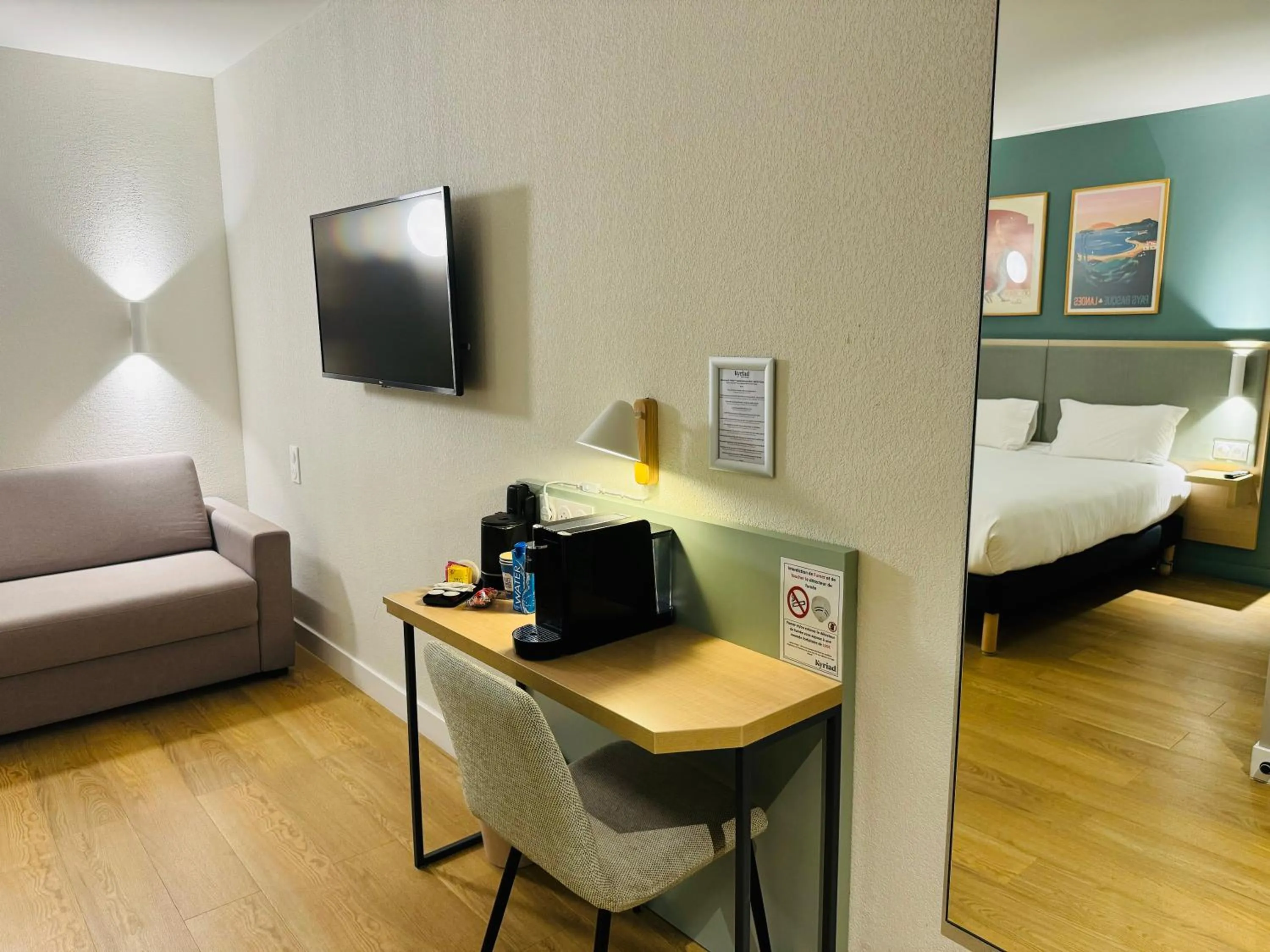 Photo of the whole room, Bed in Kyriad Bordeaux Nord Sainte Eulalie