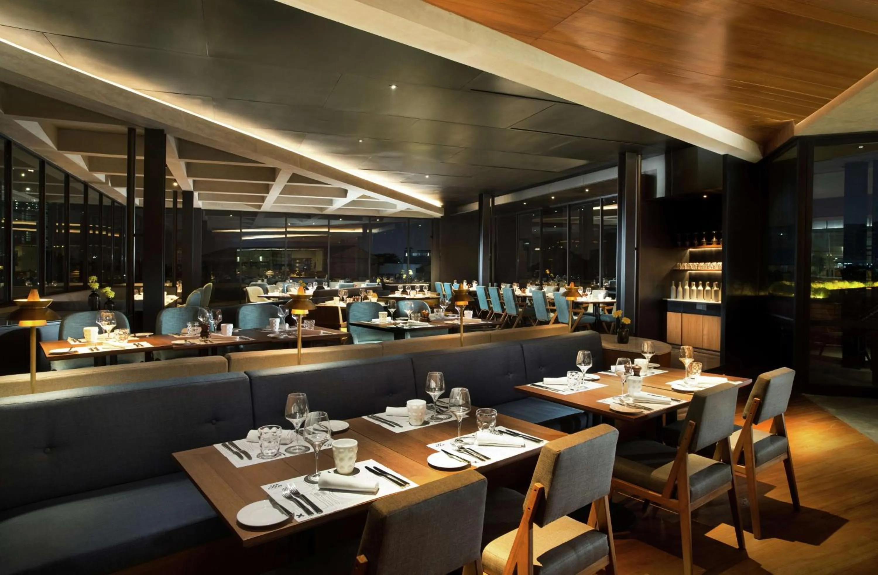 Lounge or bar in DoubleTree by Hilton Jakarta - Diponegoro