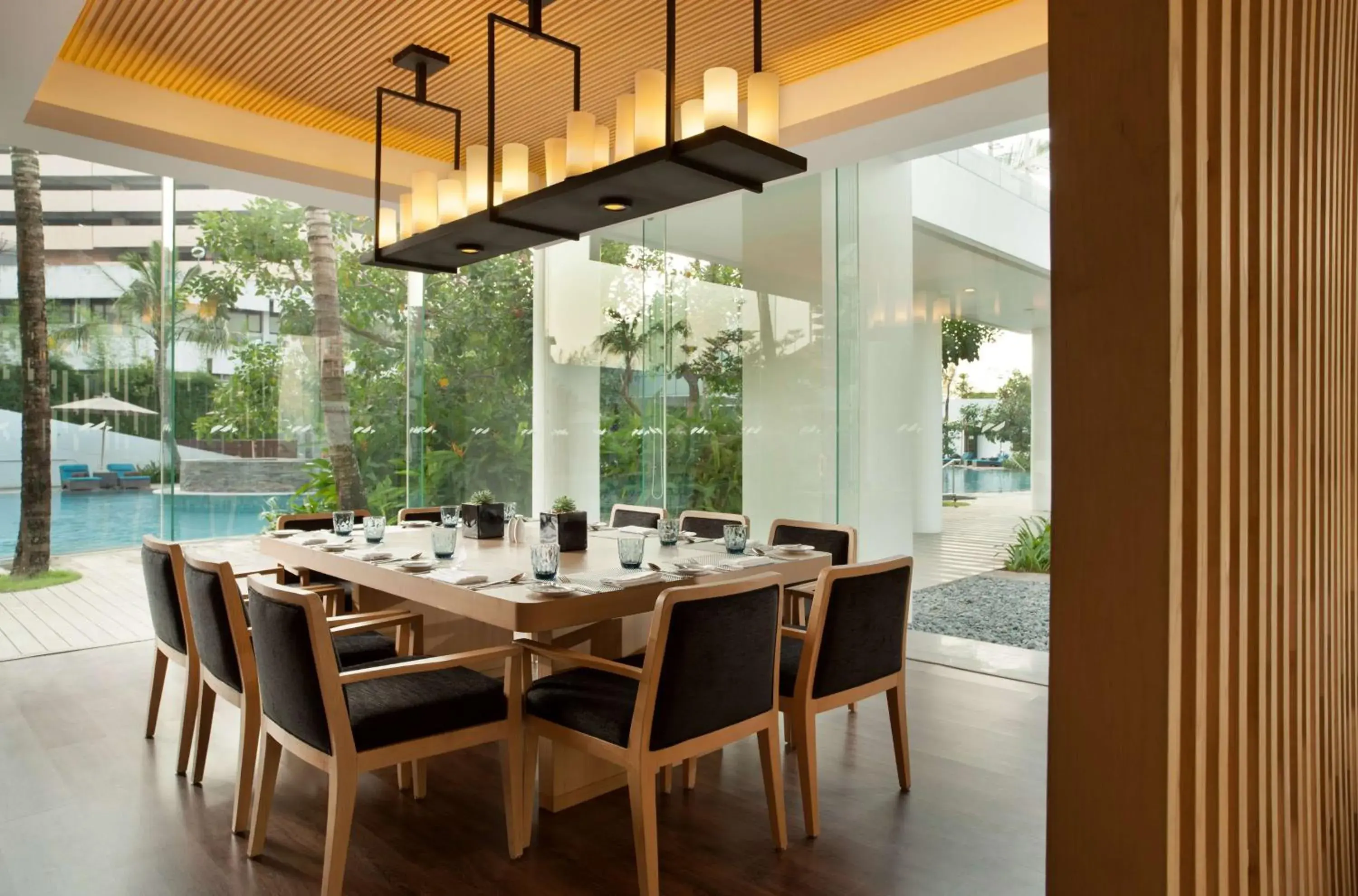 Lounge or bar in DoubleTree by Hilton Jakarta - Diponegoro Lounge or bar in DoubleTree by Hilton Jakarta - Diponegoro