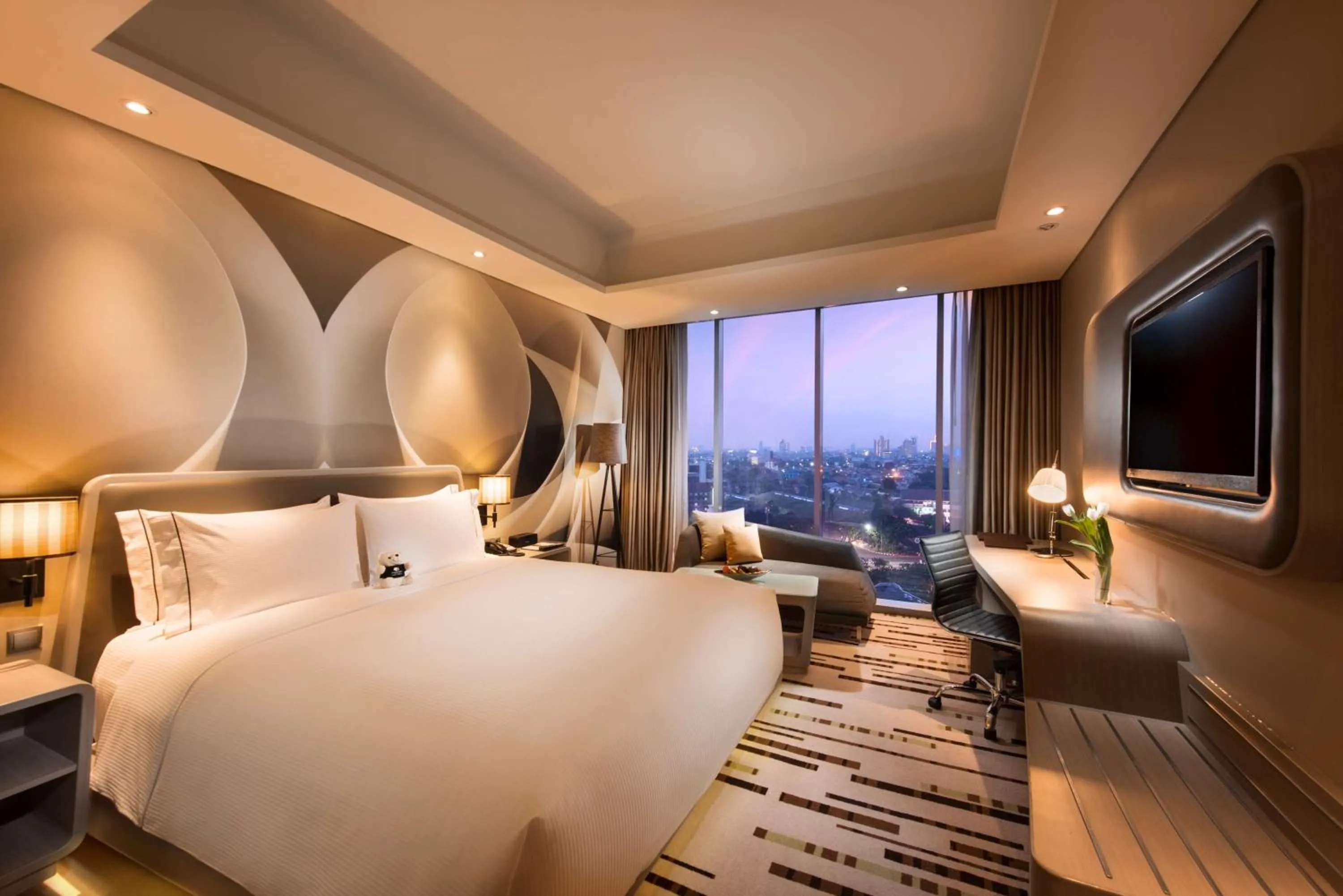 Bedroom, Bed in DoubleTree by Hilton Jakarta - Diponegoro