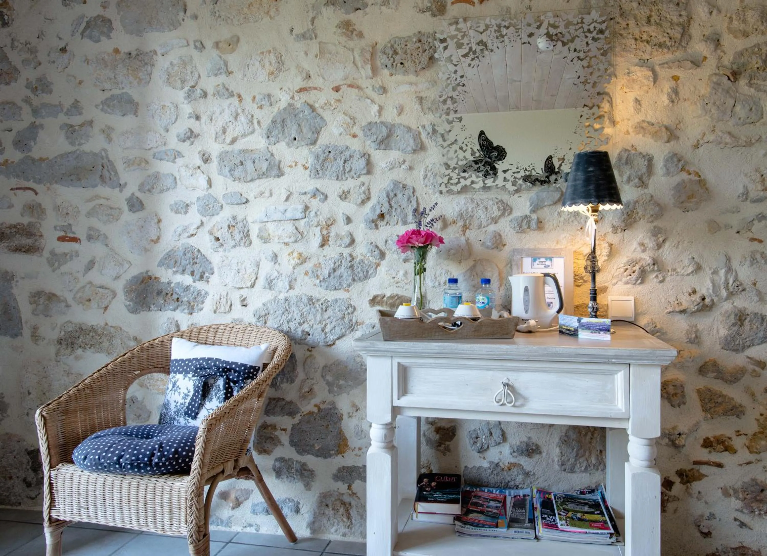 Coffee/tea facilities in Chambres d'hôtes Larroquinière