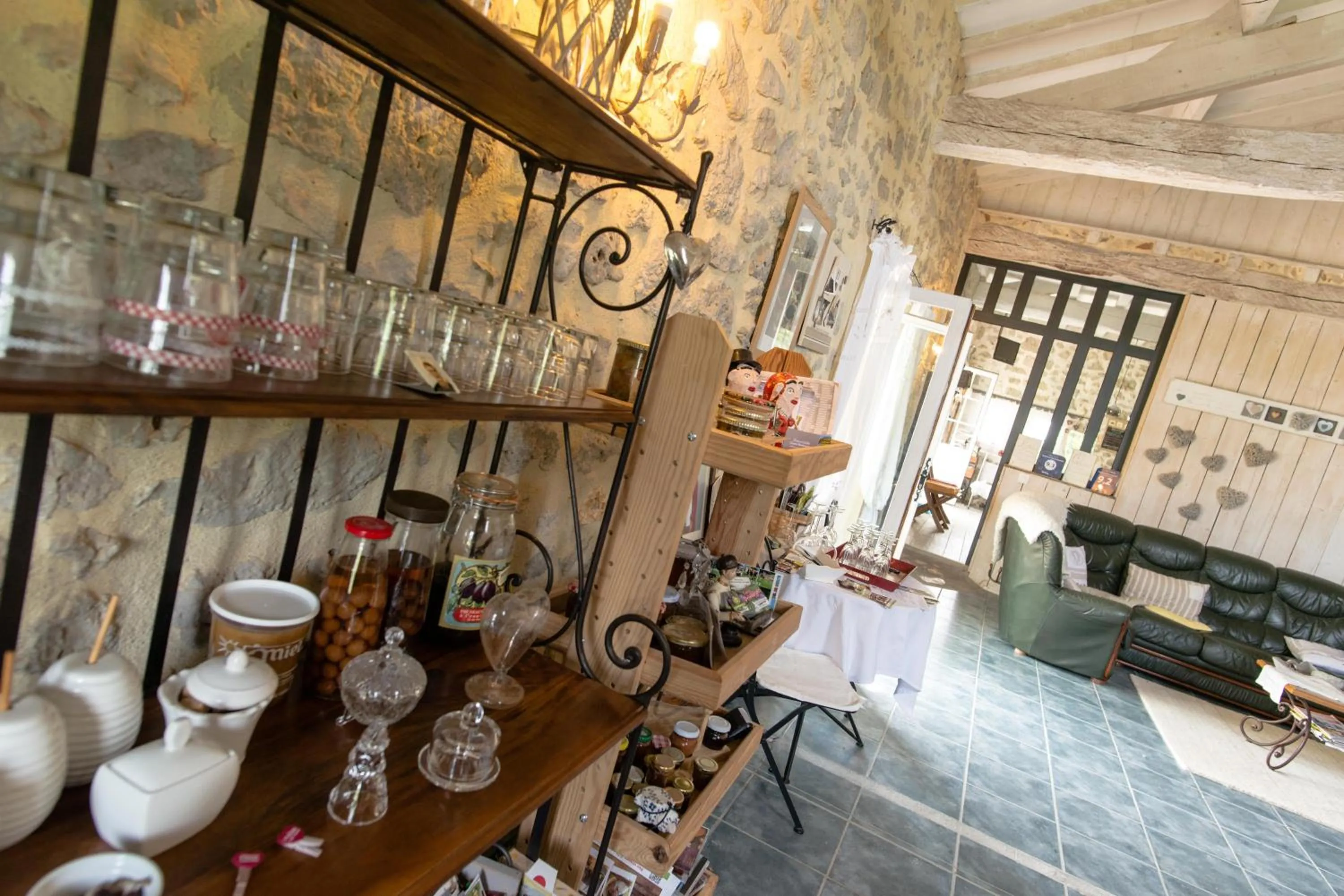 TV and multimedia in Chambres d'hôtes Larroquinière