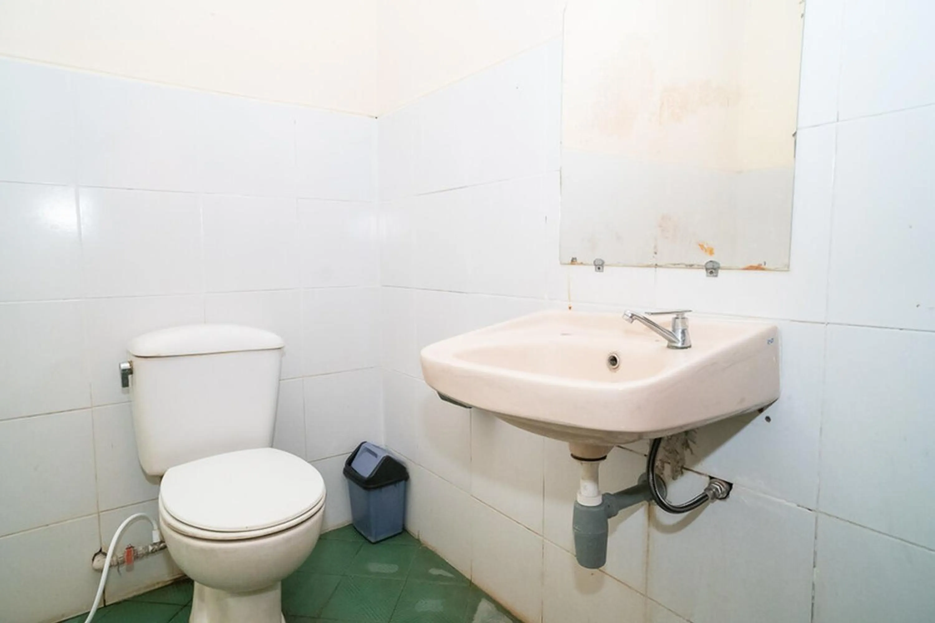 Bathroom in RedDoorz near Kampus 3 UTY Yogyakarta