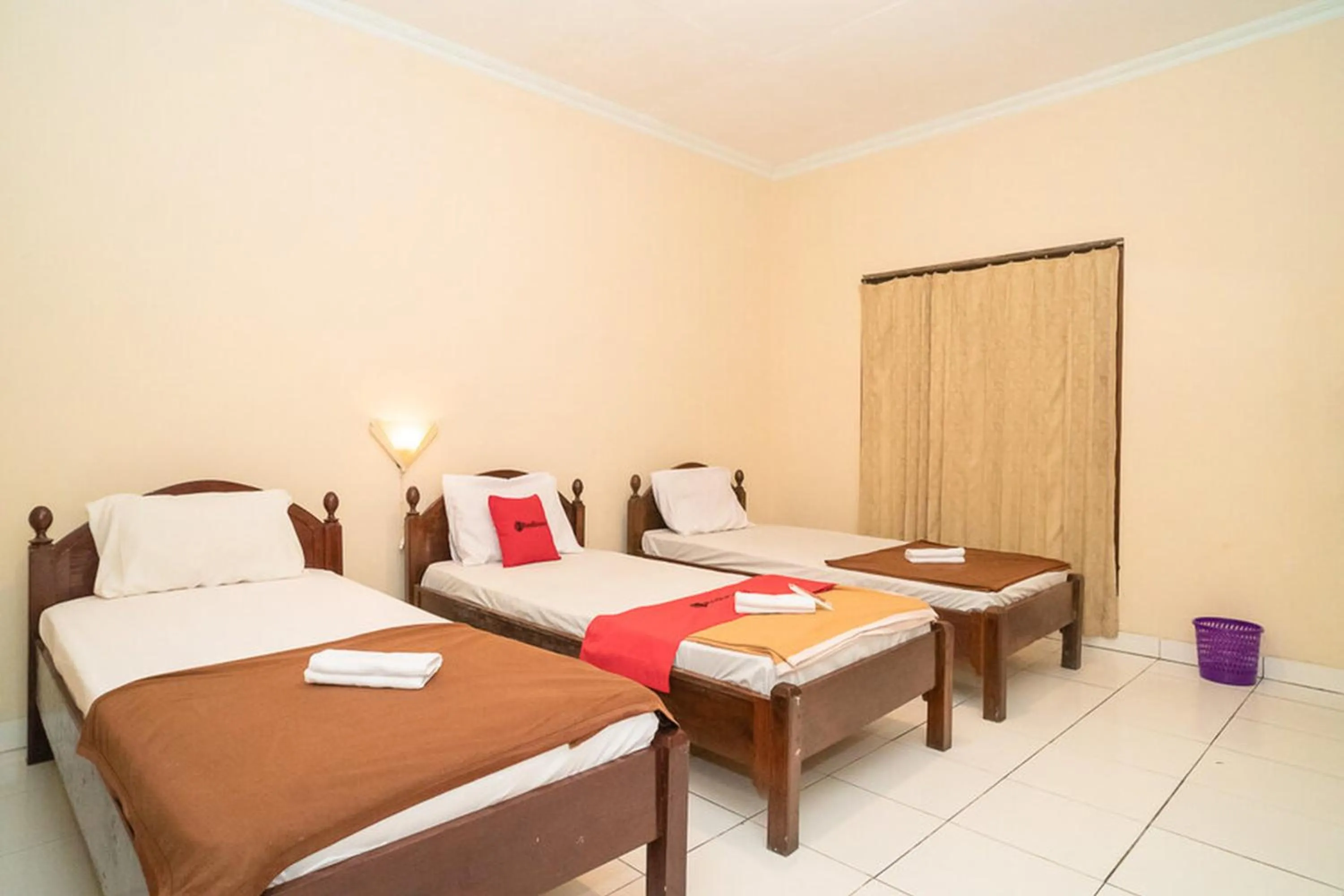 Bed in RedDoorz near Kampus 3 UTY Yogyakarta