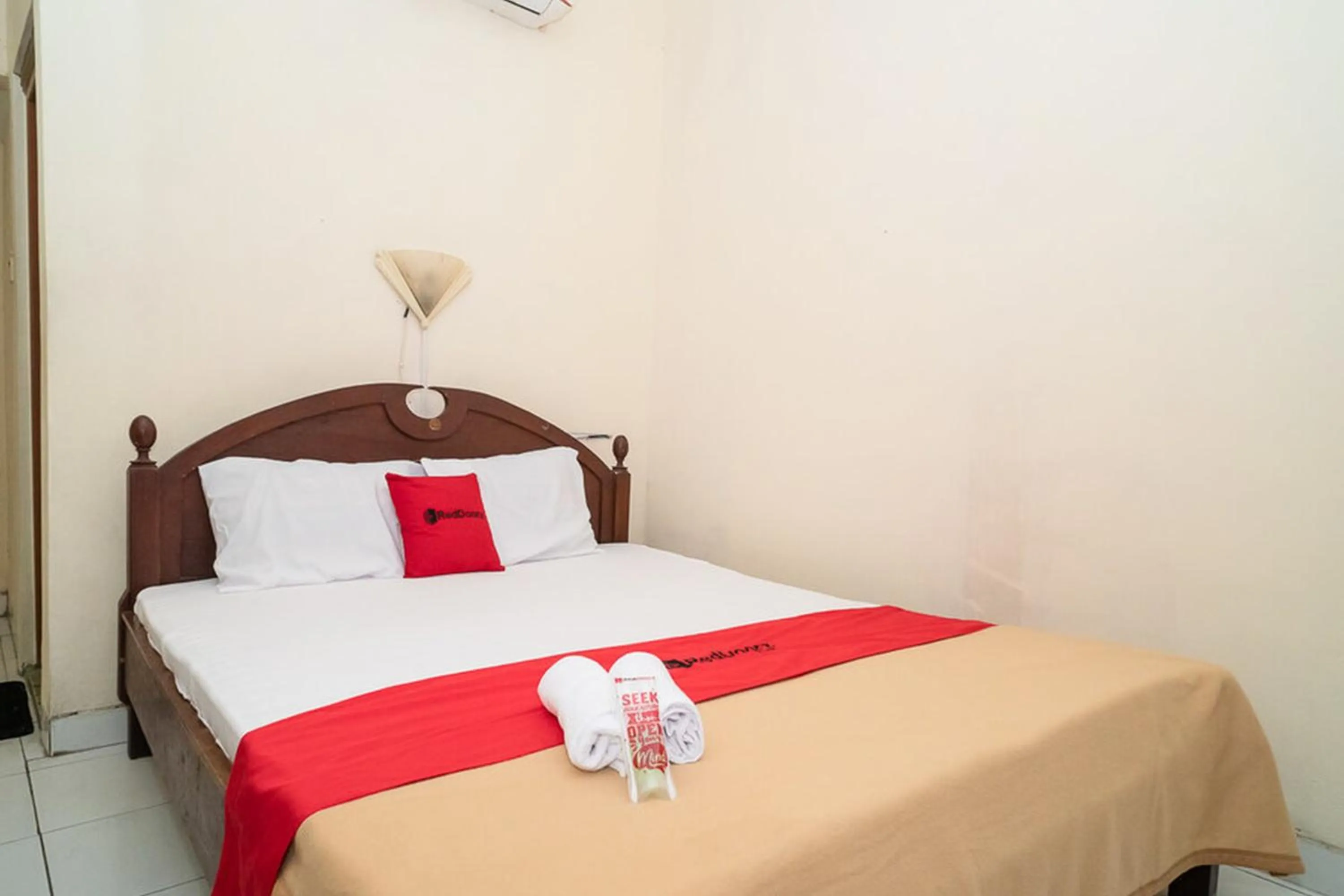 Bed in RedDoorz near Kampus 3 UTY Yogyakarta