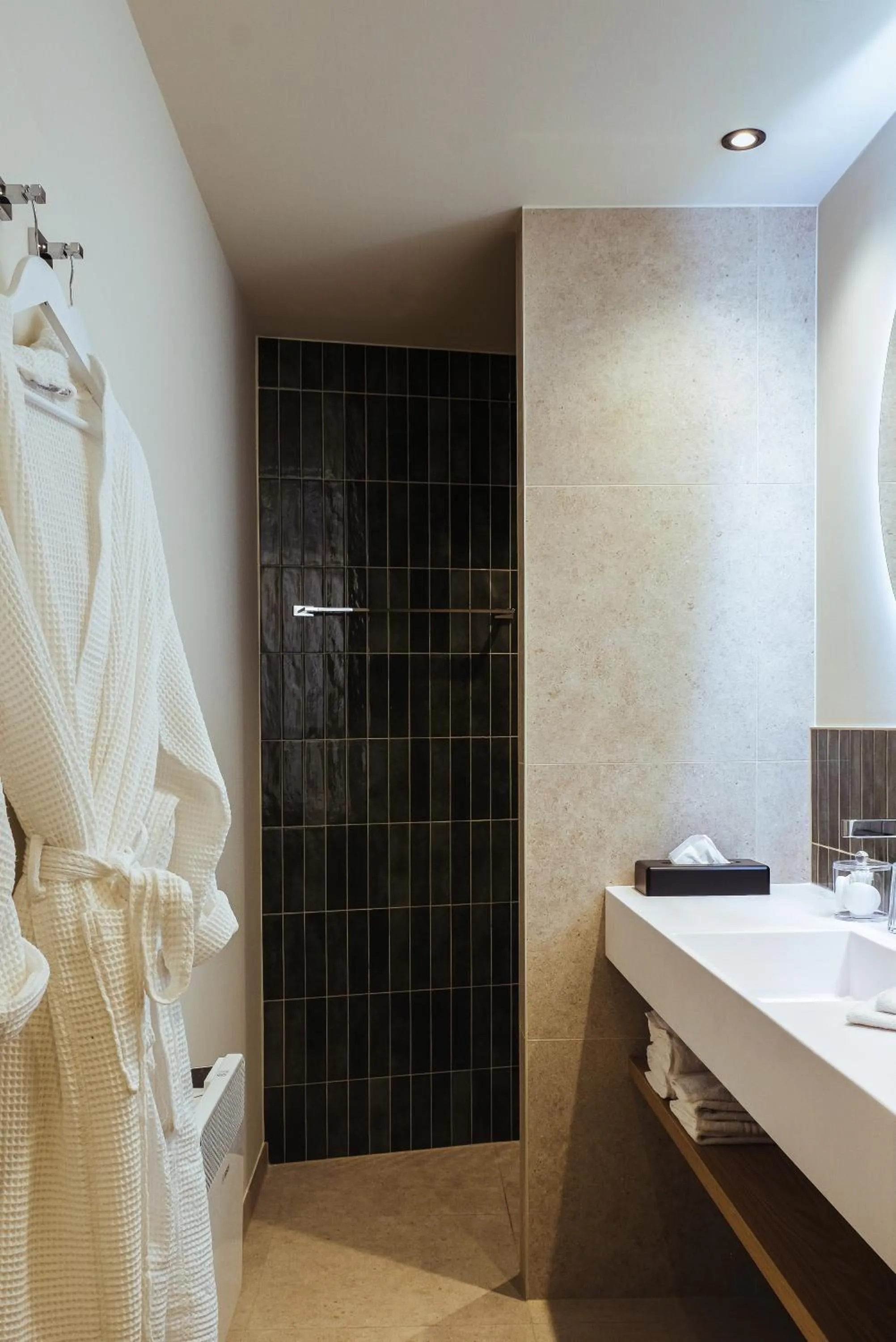 Shower in Hôtel Les Ardillières du Pont d'Oye