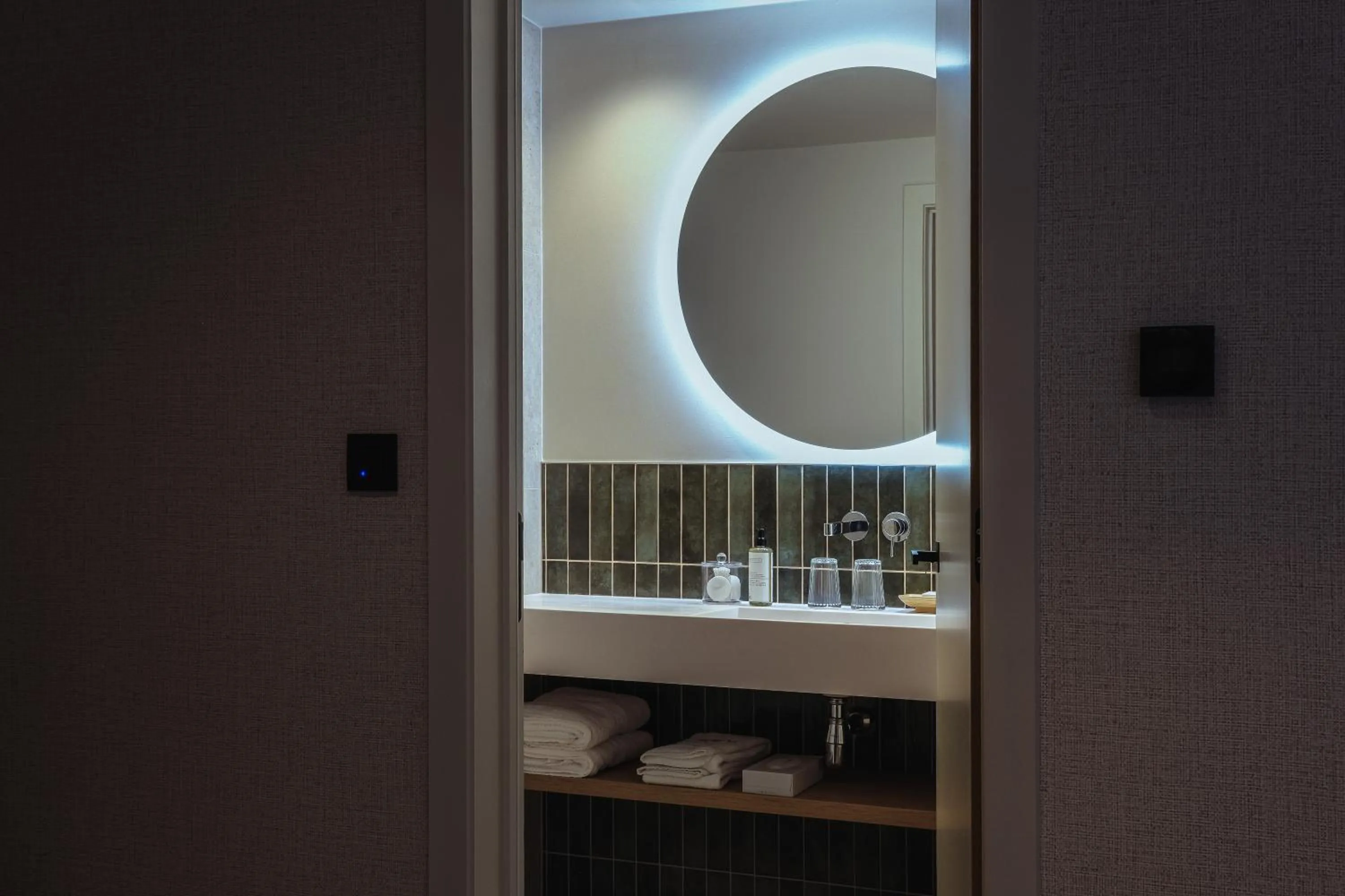 Shower in Hôtel Les Ardillières du Pont d'Oye