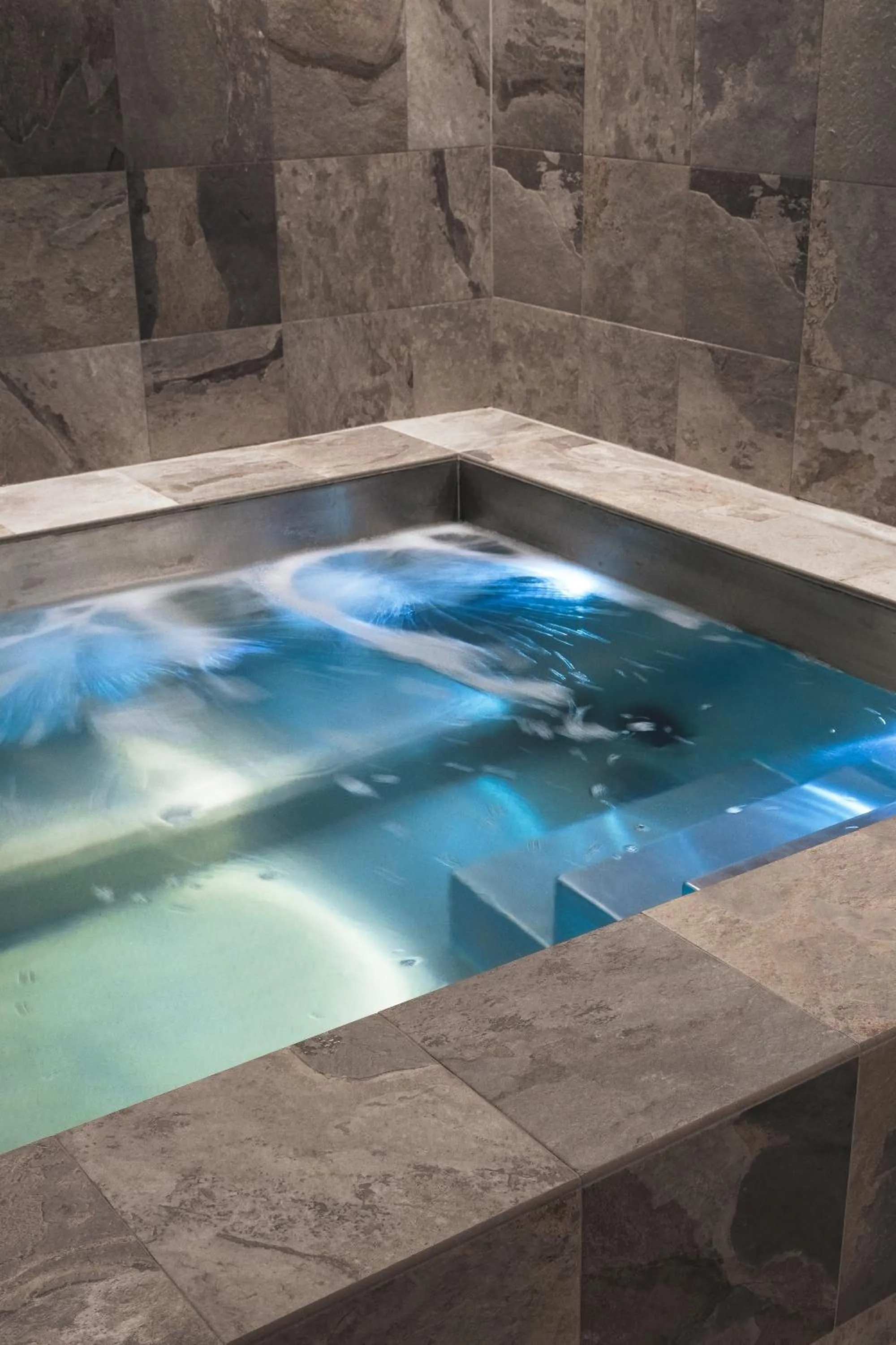 Hot Tub in Hôtel Les Ardillières du Pont d'Oye