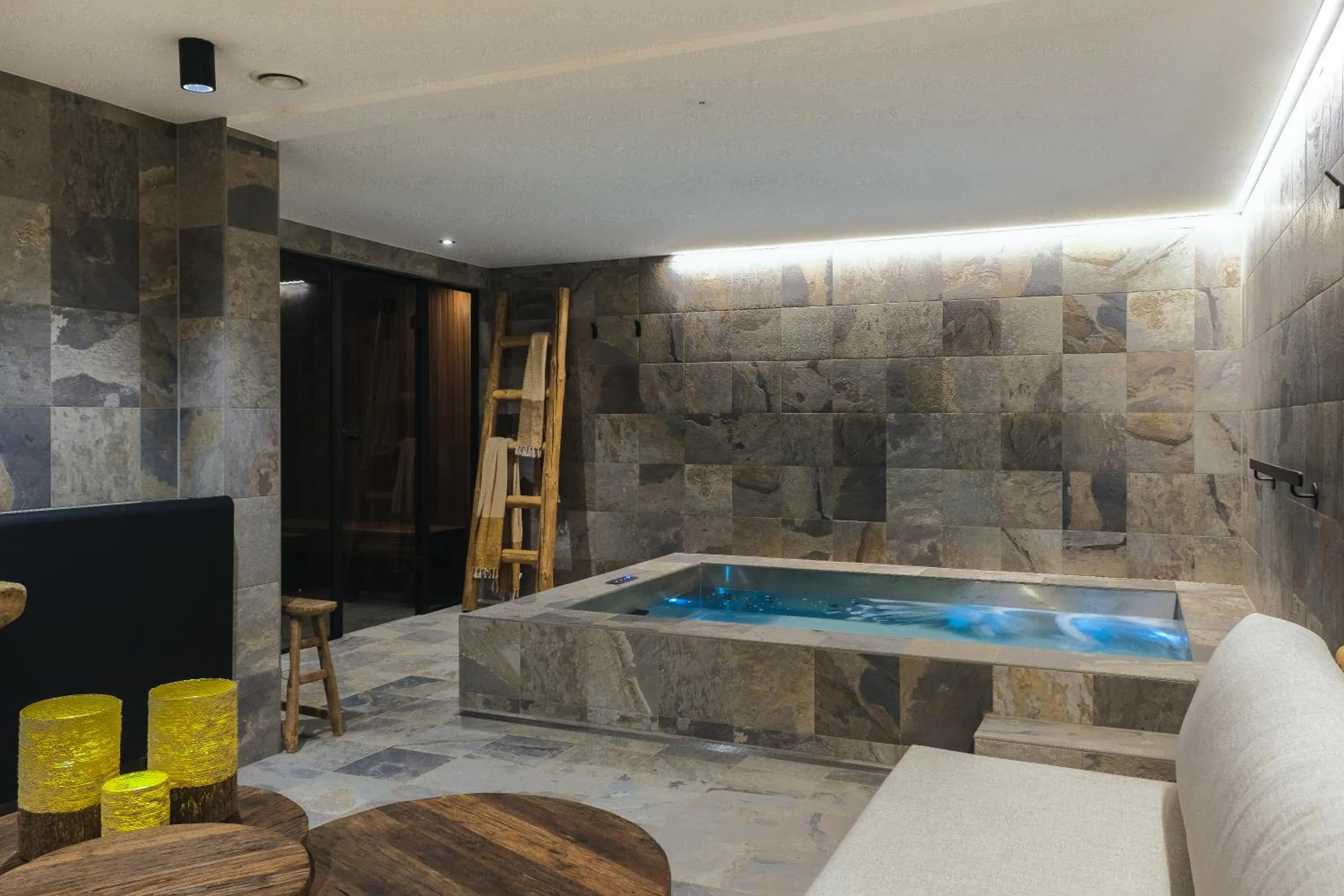 Hot Tub in Hôtel Les Ardillières du Pont d'Oye