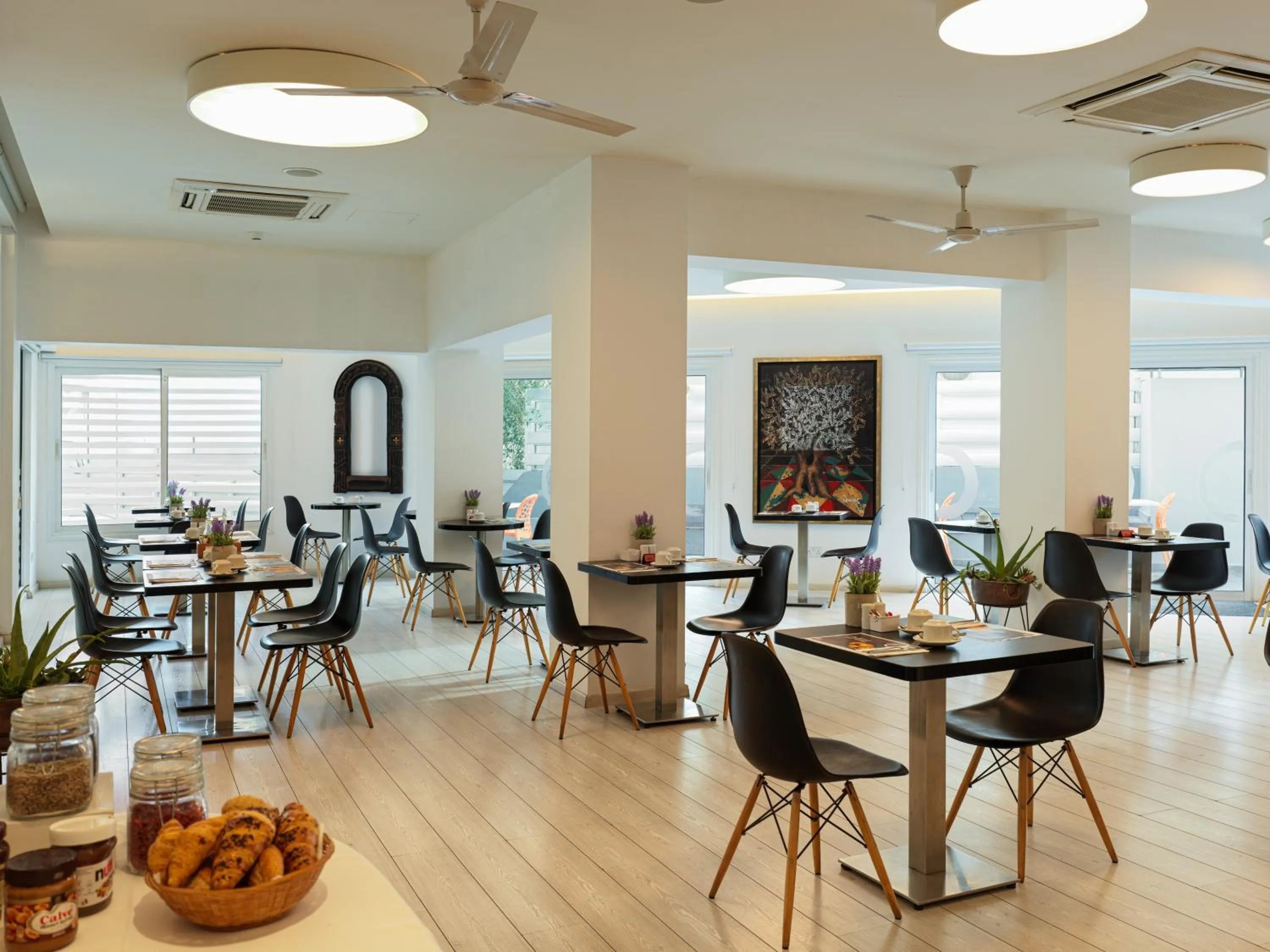 Restaurant/places to eat in TSANotel