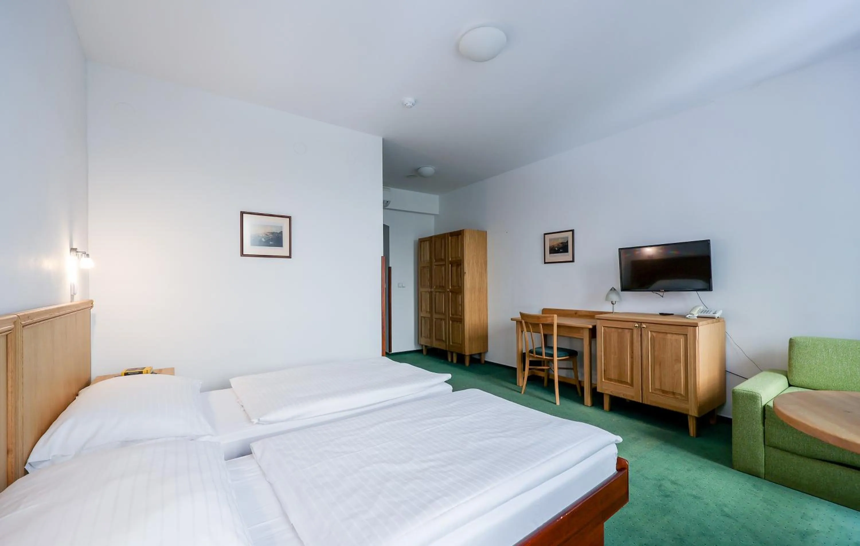 Communal lounge/ TV room, Bed in Hotel Mlýn