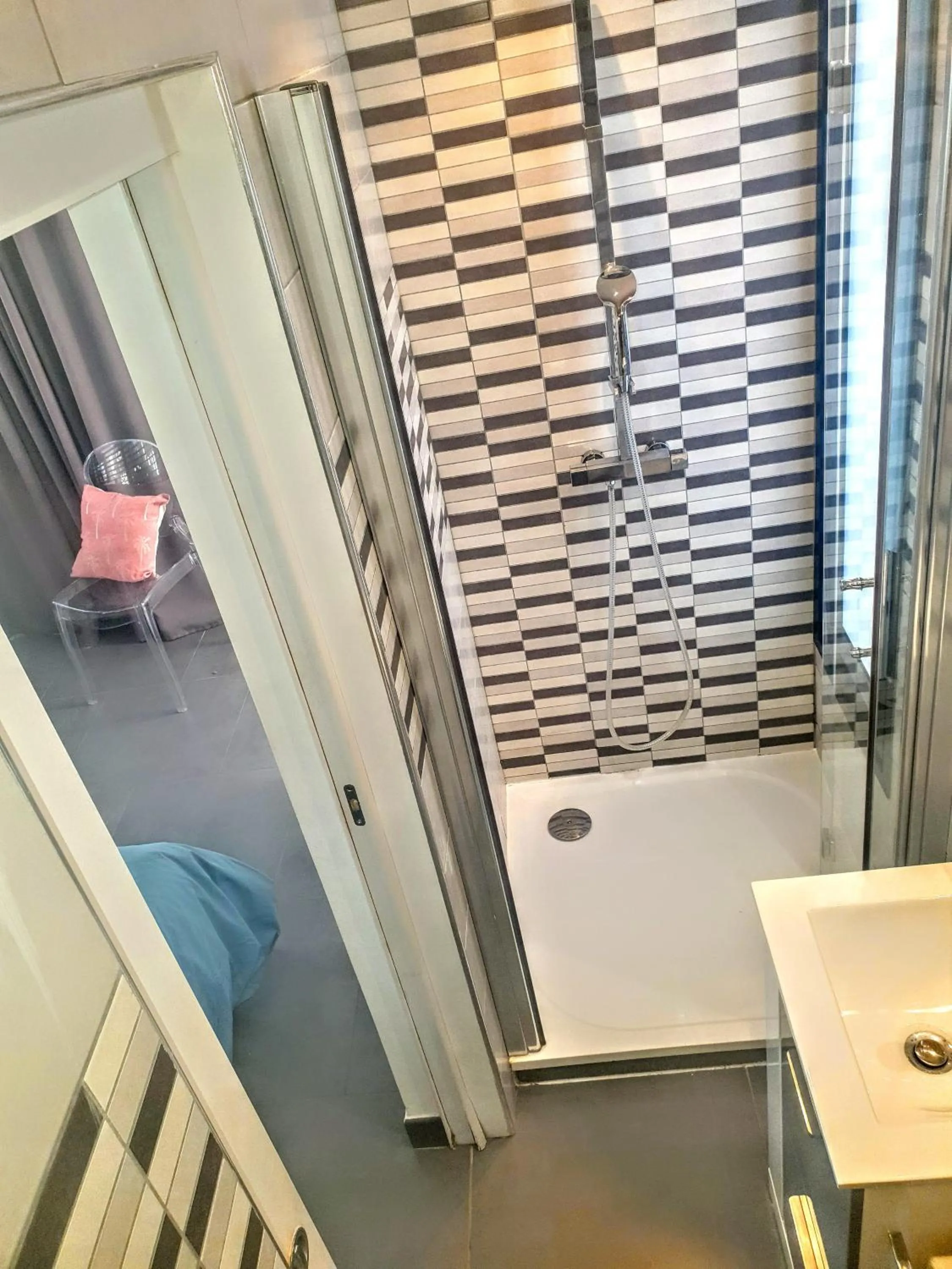 Bathroom in La Villa Blanche