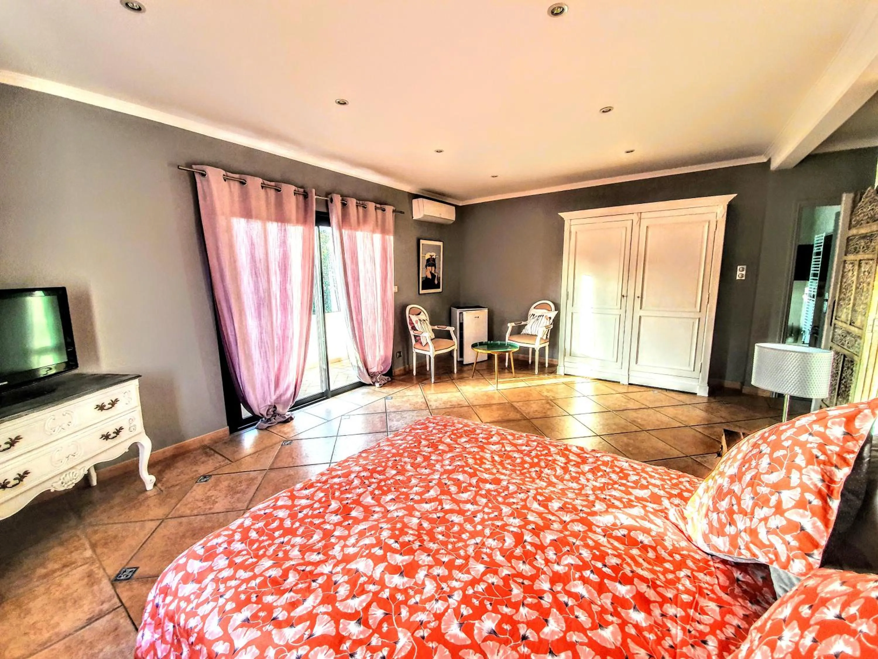 Photo of the whole room, Bed in La Villa Blanche