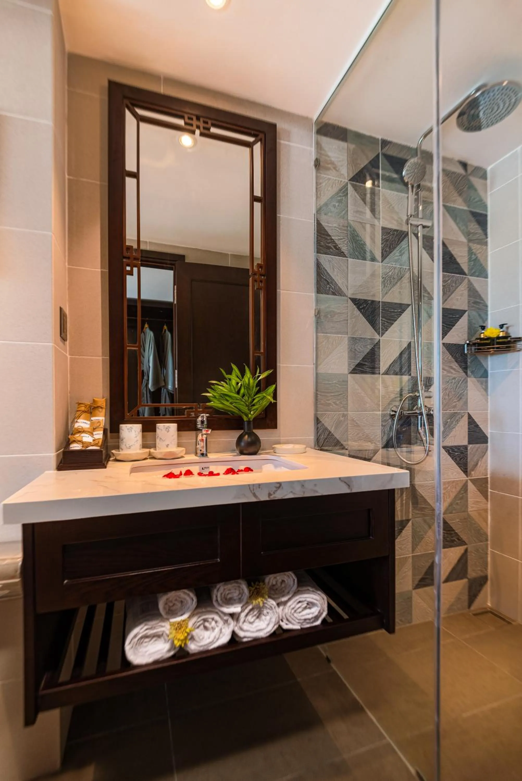 Shower in Hoi An Merrily De Art Hotel