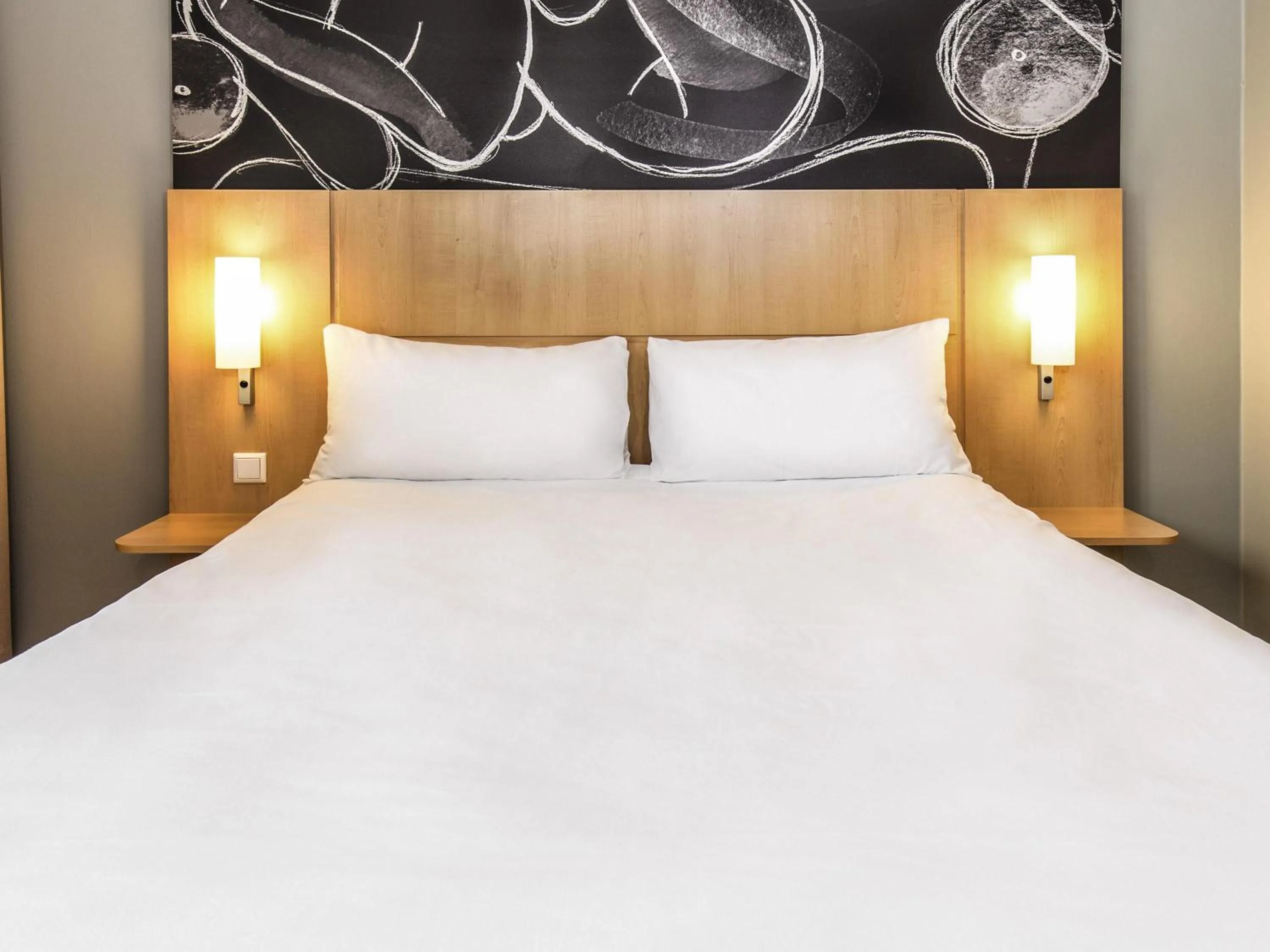 Bedroom, Bed in ibis Wörthersee