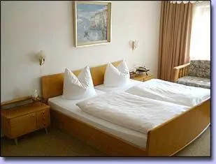 Photo of the whole room, Bed in Hotel Garni Sonnenhof