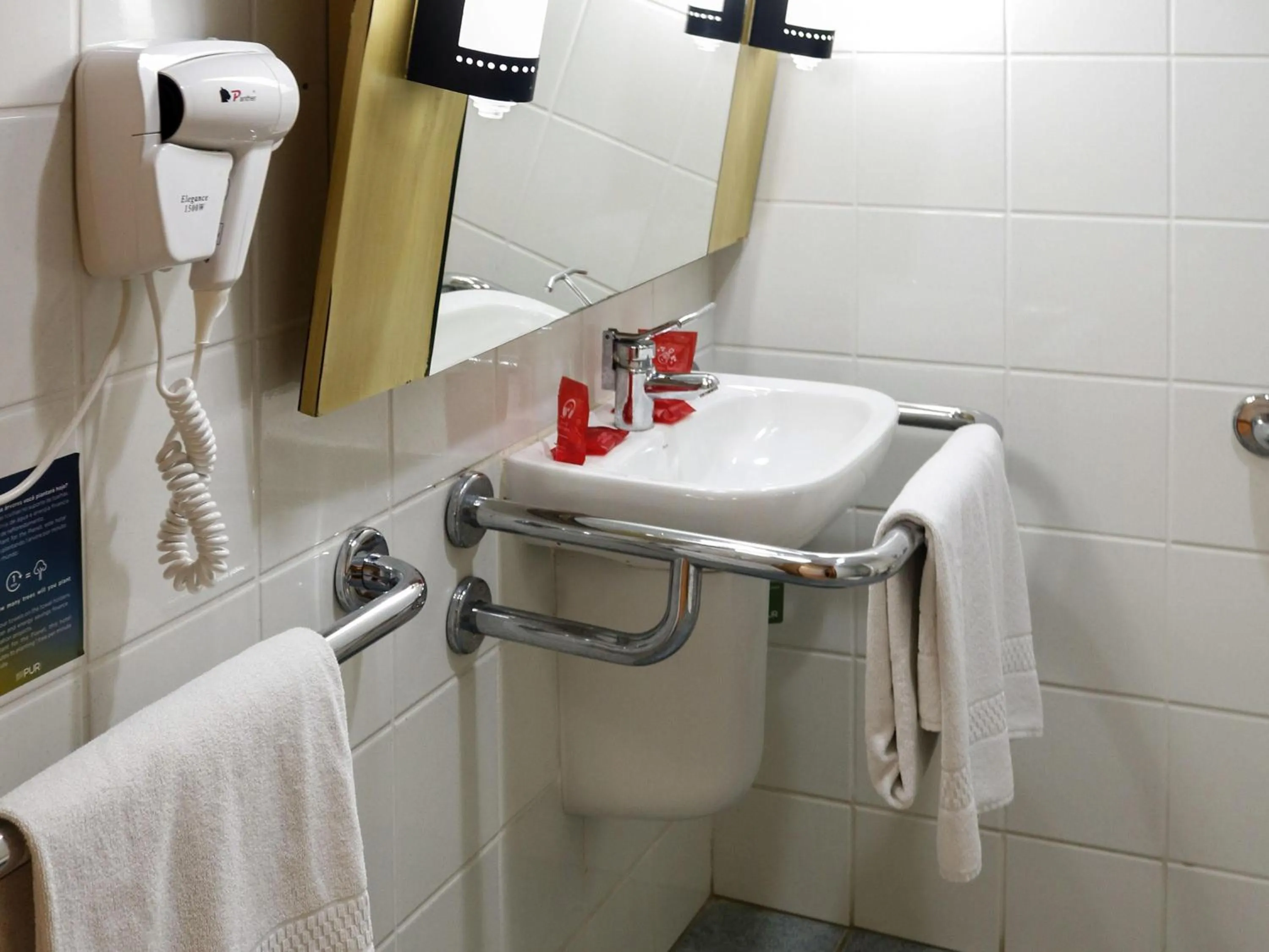 Bedroom in ibis Santos Gonzaga Praia