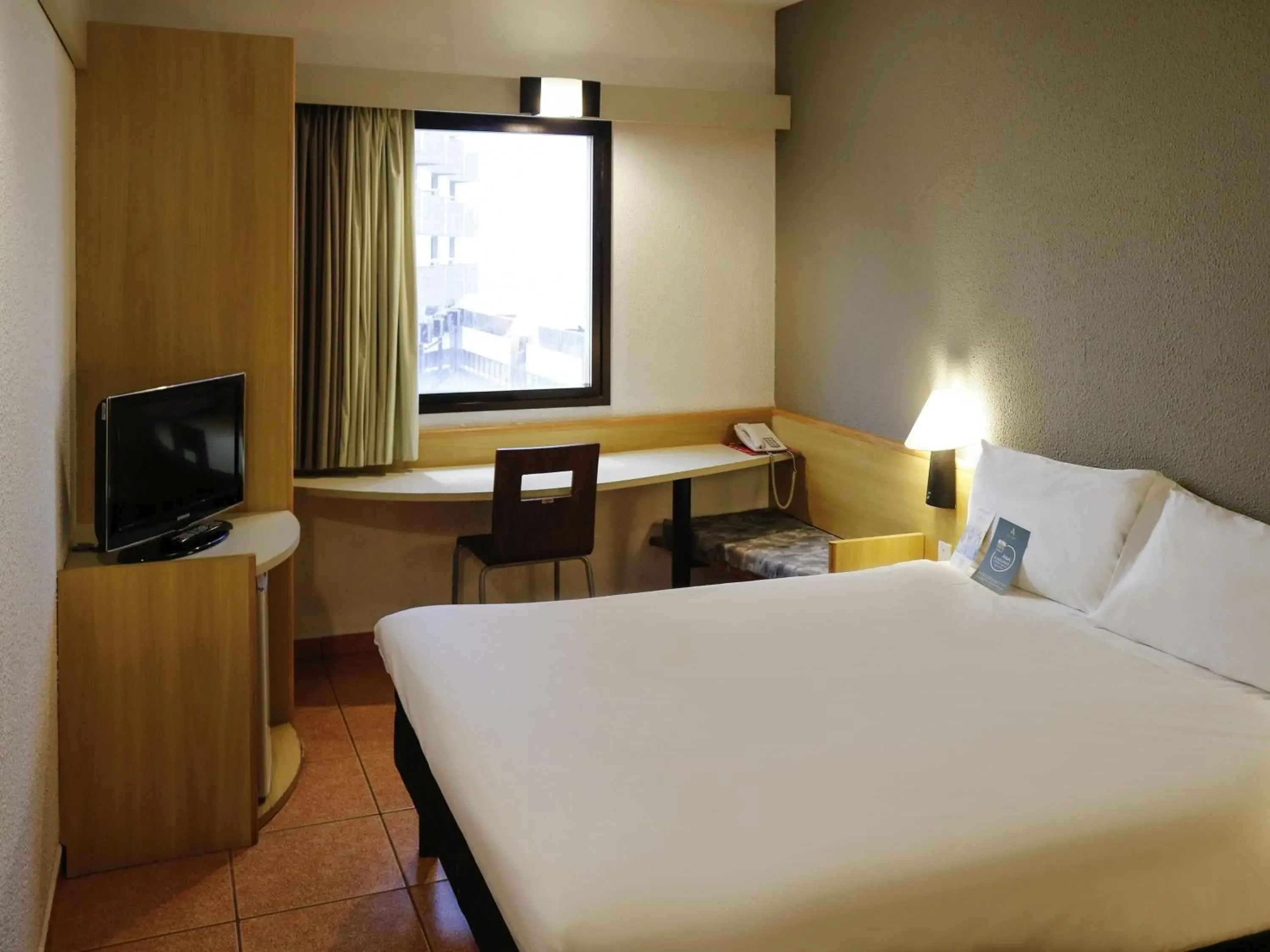 Bedroom, Bed in ibis Santos Gonzaga Praia Bedroom, Bed in ibis Santos Gonzaga Praia