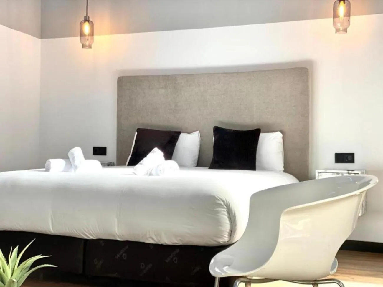 Photo of the whole room, Bed in Montera Center Madrid