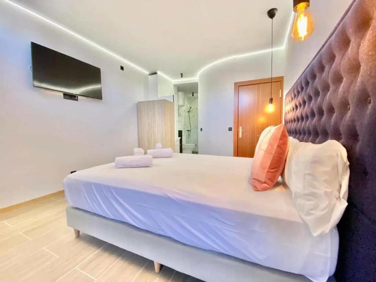 Photo of the whole room, Bed in Montera Center Madrid