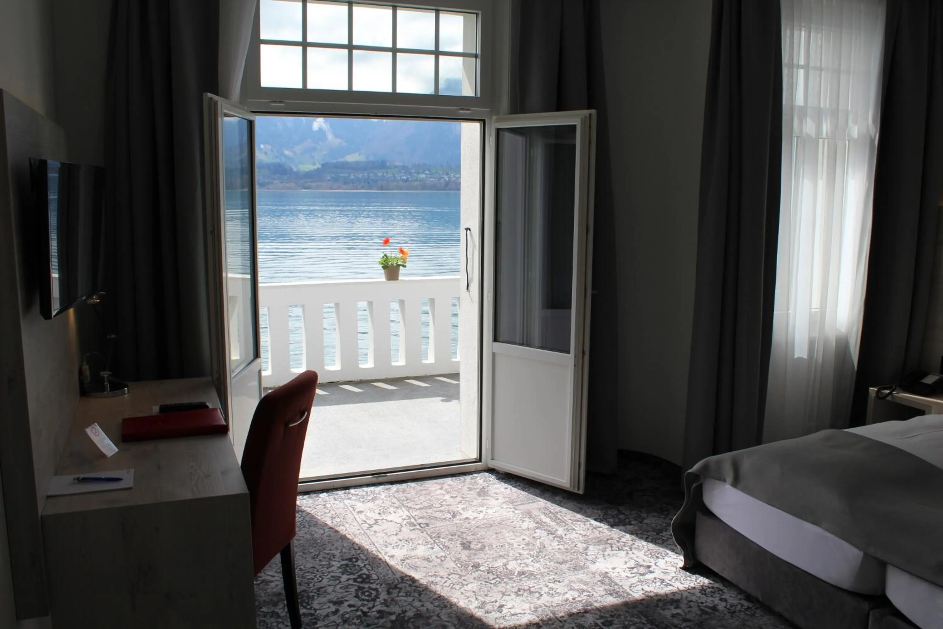 Balcony/Terrace, Bed in Hotel Restaurant Bellevue au Lac