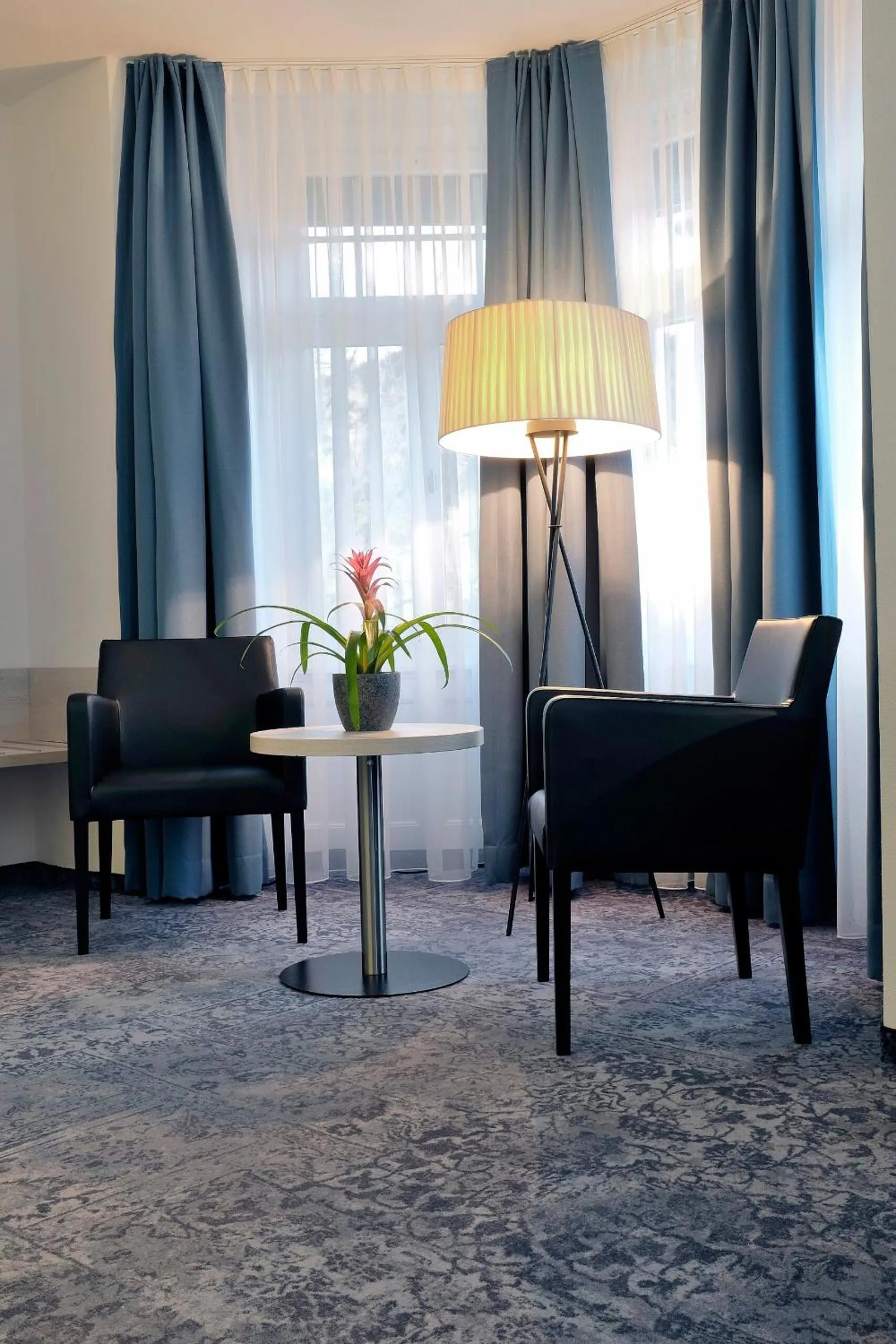 Seating area in Hotel Restaurant Bellevue au Lac