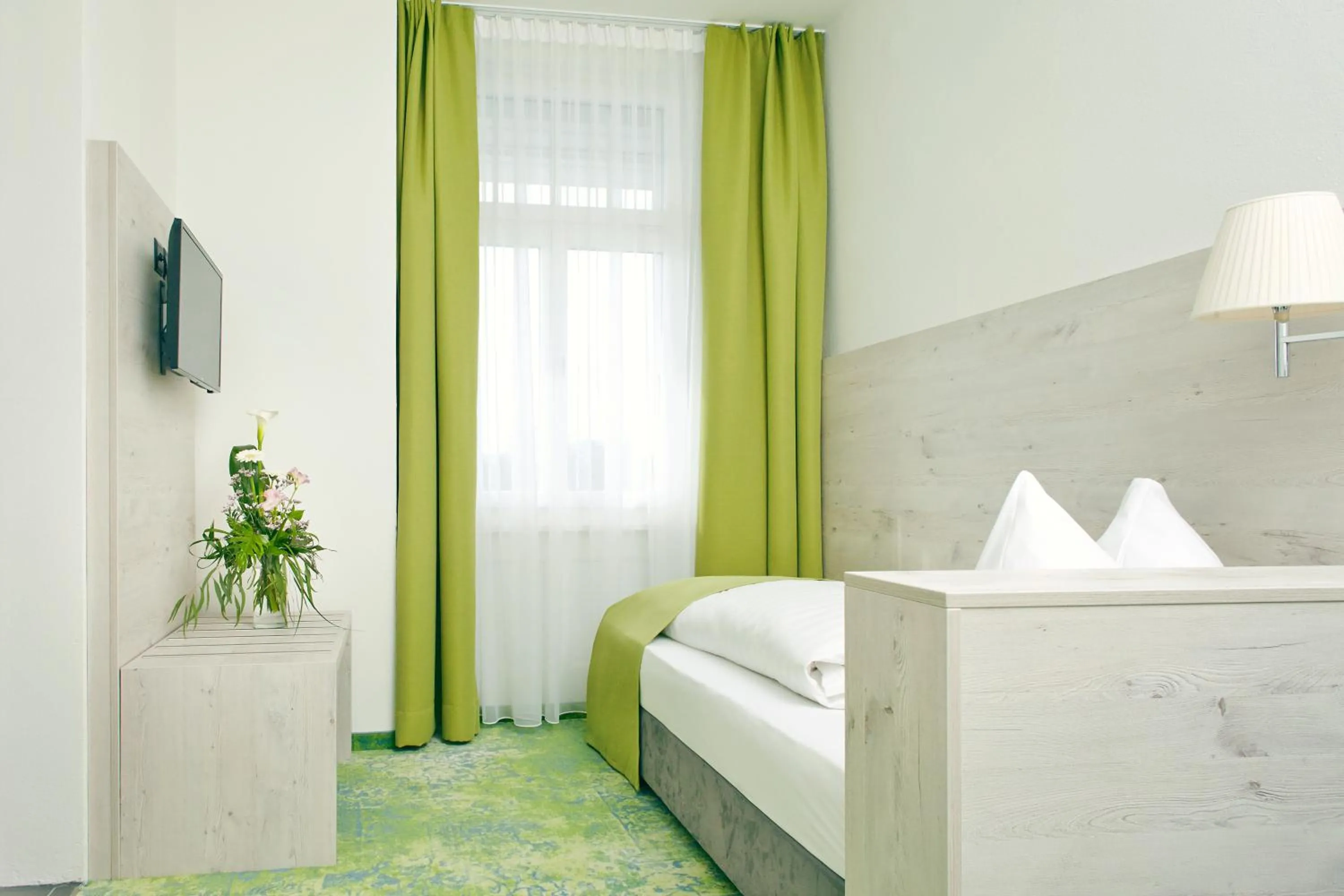 Photo of the whole room, Bed in Hotel Restaurant Bellevue au Lac